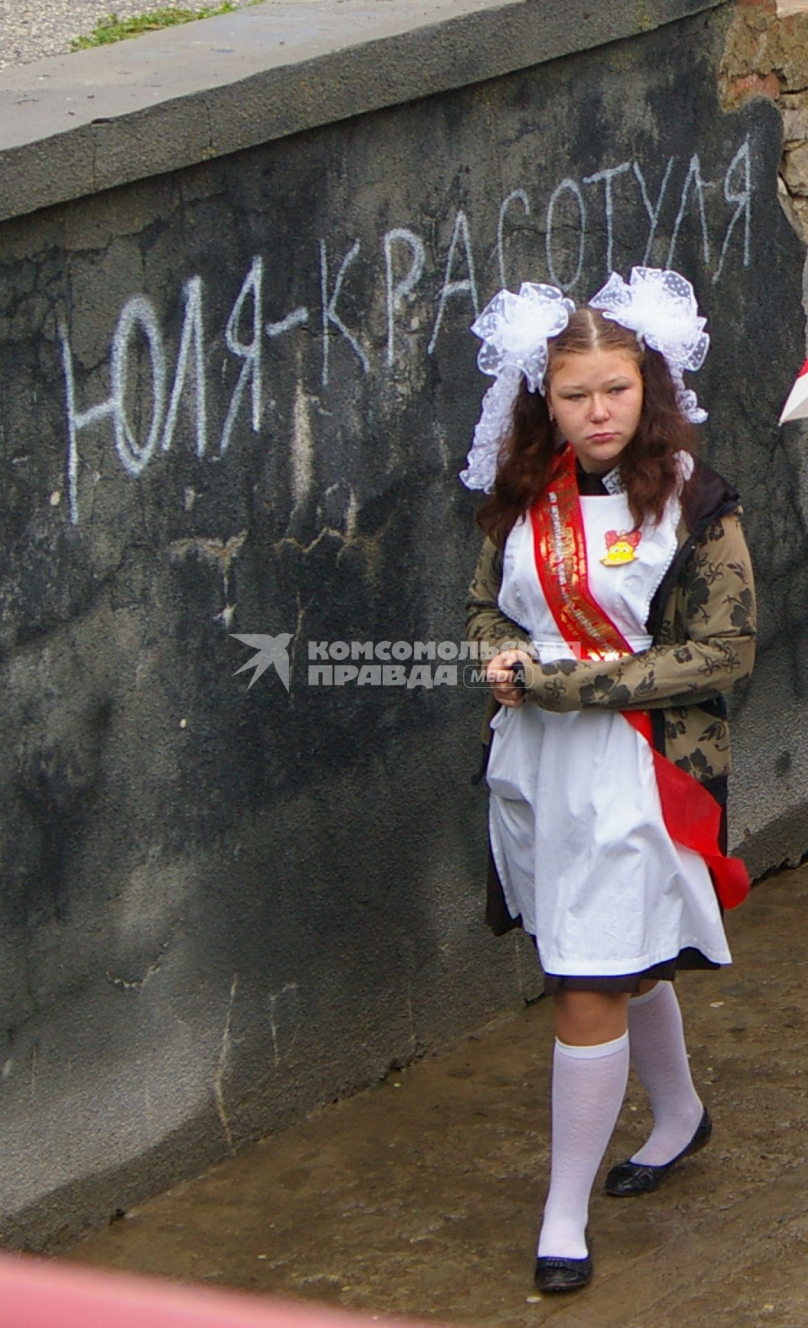 Девушка в школьной форме в день последнего звонка.