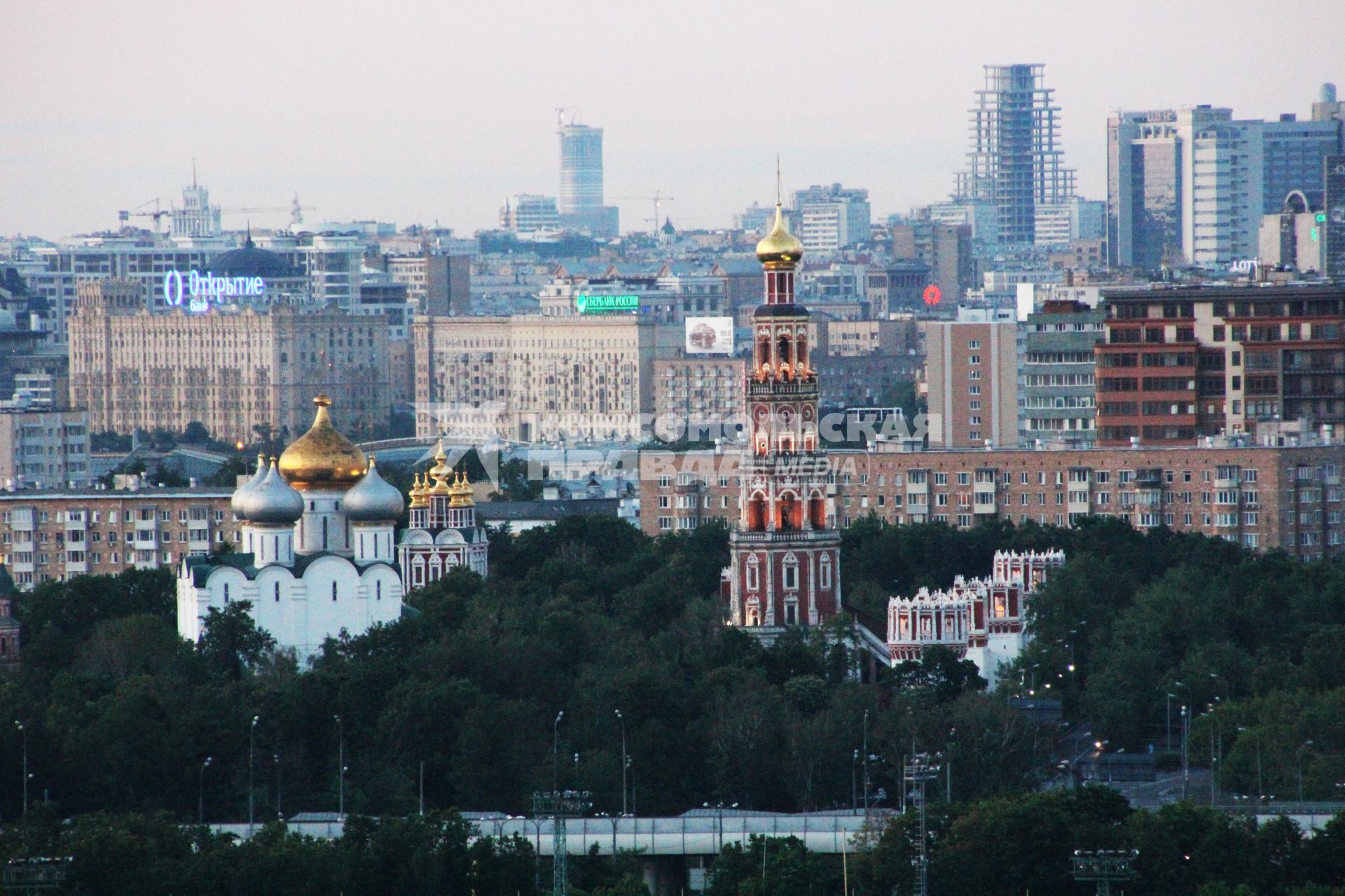 Вид города. Новодевичий женский монастырь. На снимке: Смоленский собор (слева)и Колокольня (в центре).