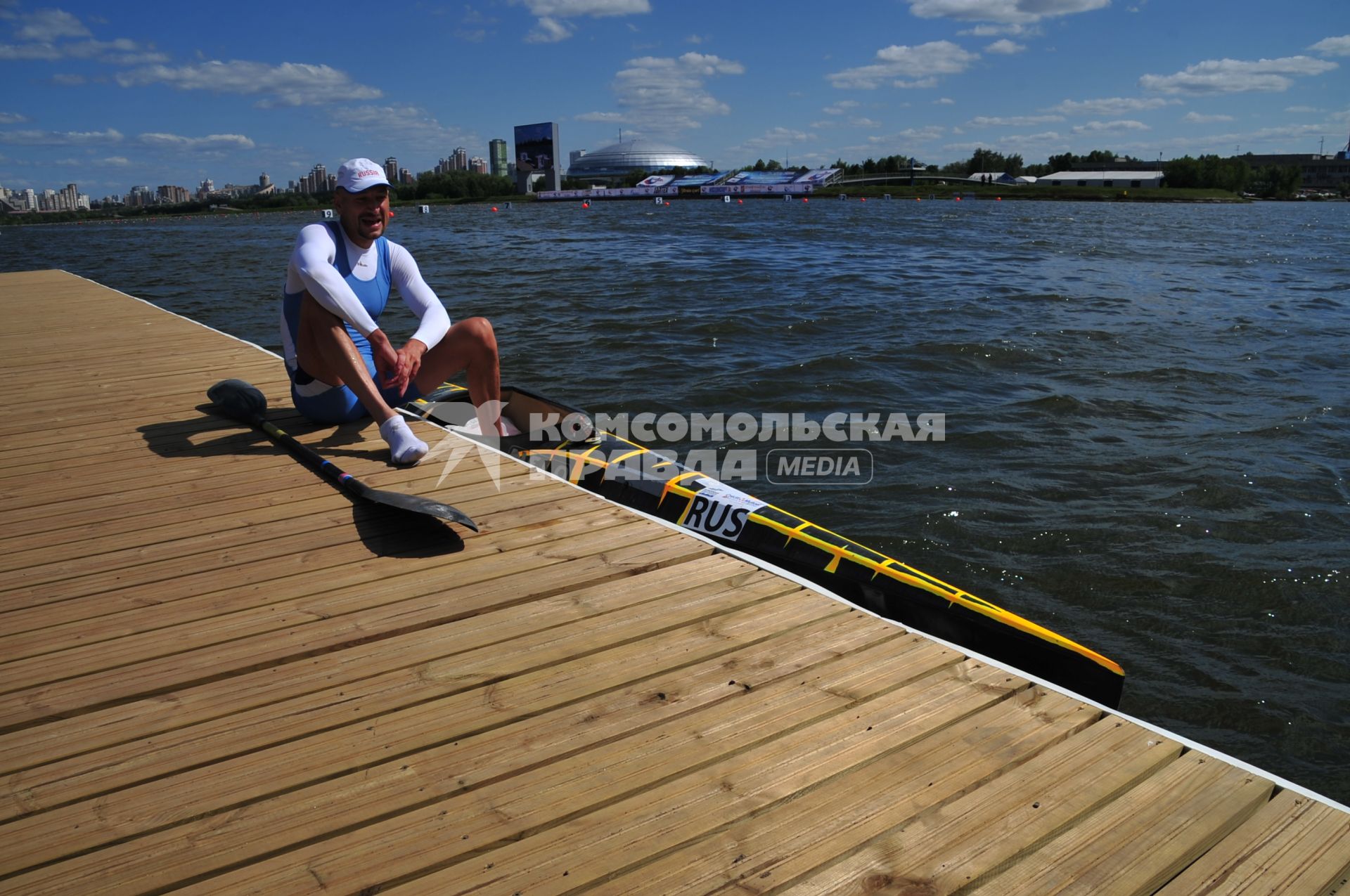 Крылатское. Гребной канал. На снимке: мужчина с байдаркой.