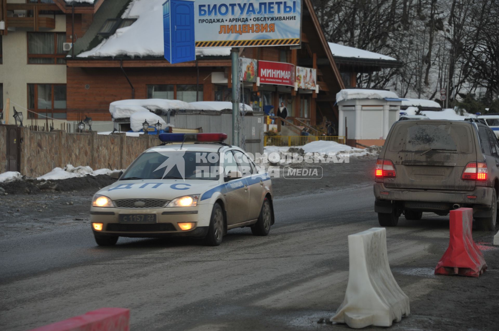 Сочи. `Красная Поляна`. На снимке: автомобиль ДПС.