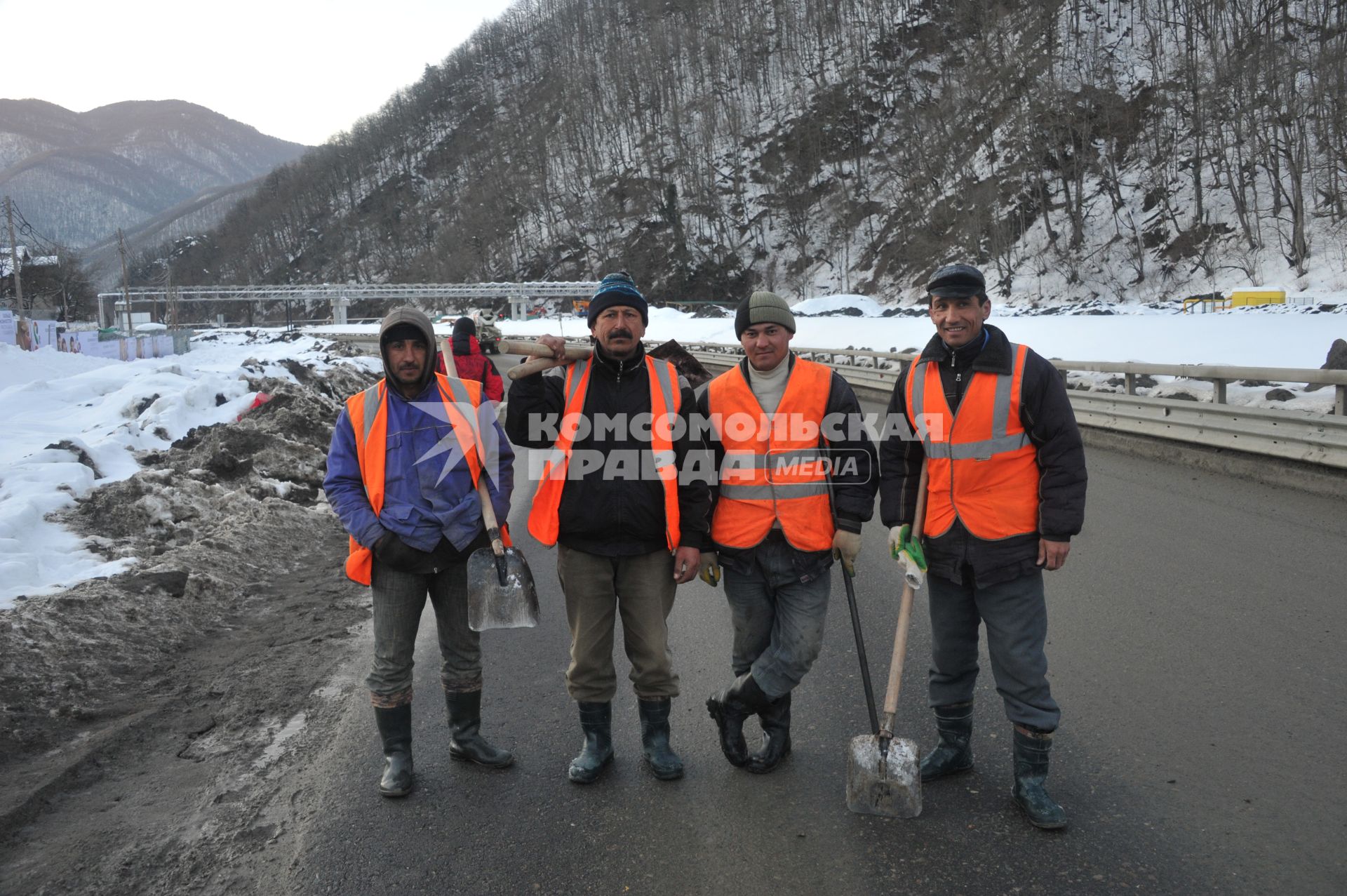 Сочи. `Красная Поляна`. На снимке: рабочие.