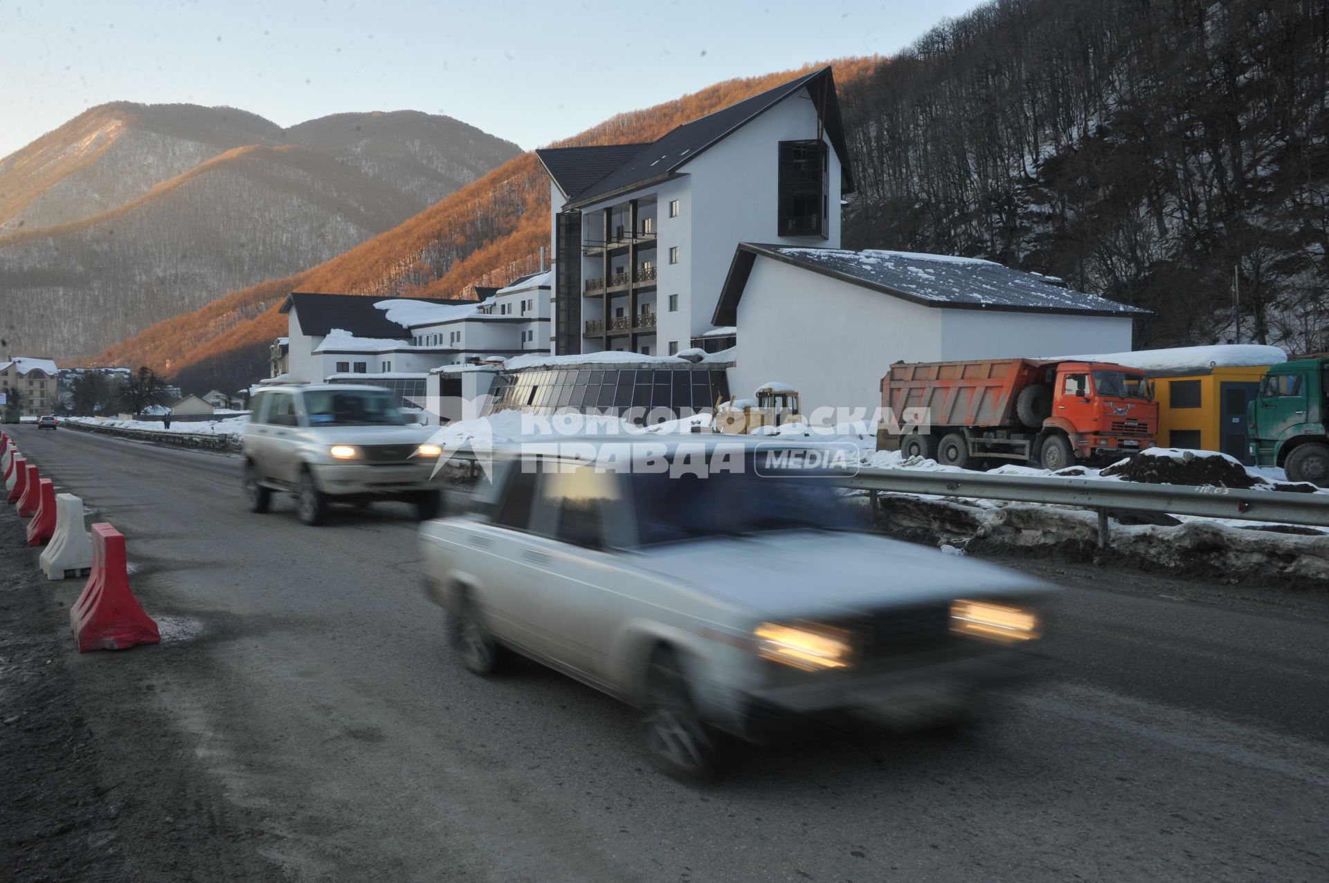 Сочи. `Красная Поляна`. На снимке: въезд в поселок `Эсто-садок`.