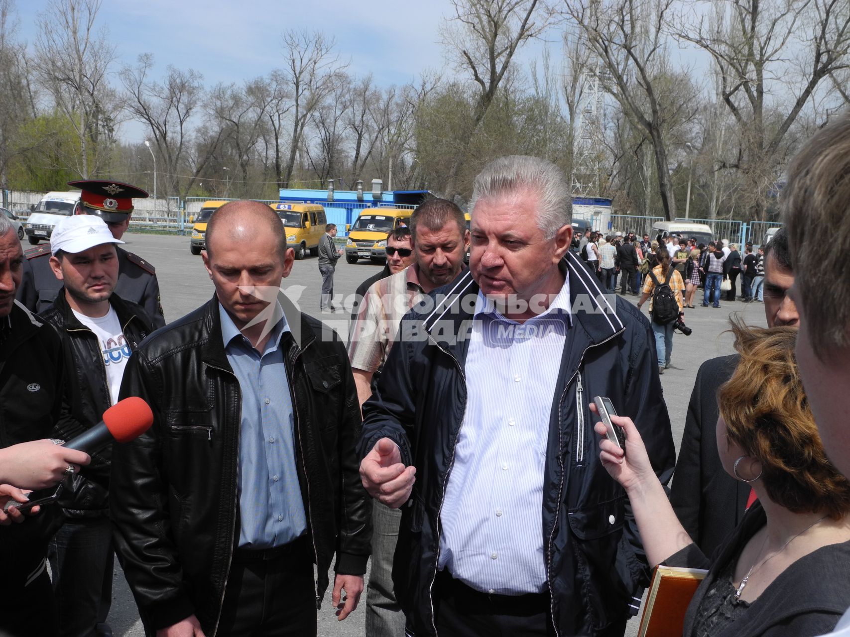 Мэр Астрахани Михаил Столяров (справа) на площади у памятника Кирову.