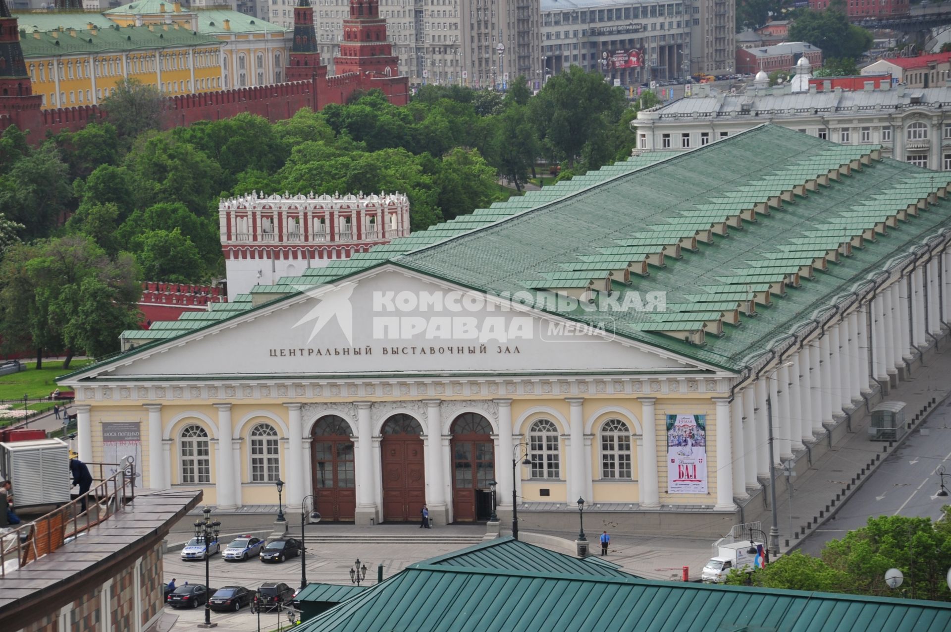 Вид на здание Центрального выставочного зала `Манеж` с крыши отеля Ritz Carlton.