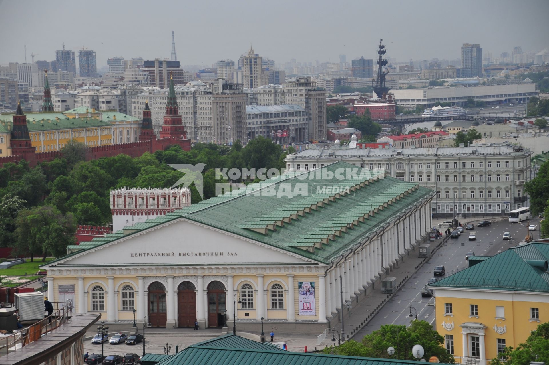 Вид на здание Центрального выставочного зала `Манеж` с крыши отеля Ritz Carlton.