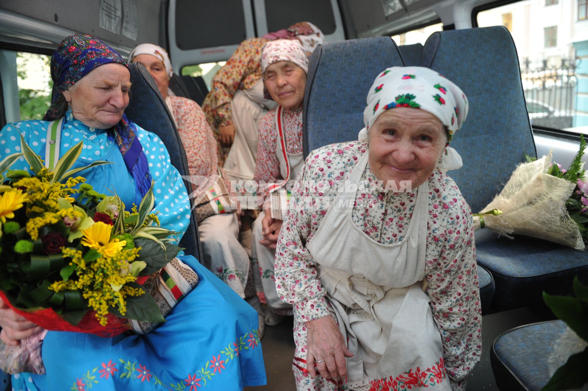 Участницы фольклорного коллектива `Бурановские бабушки`приехали в гости в министерство культуры.