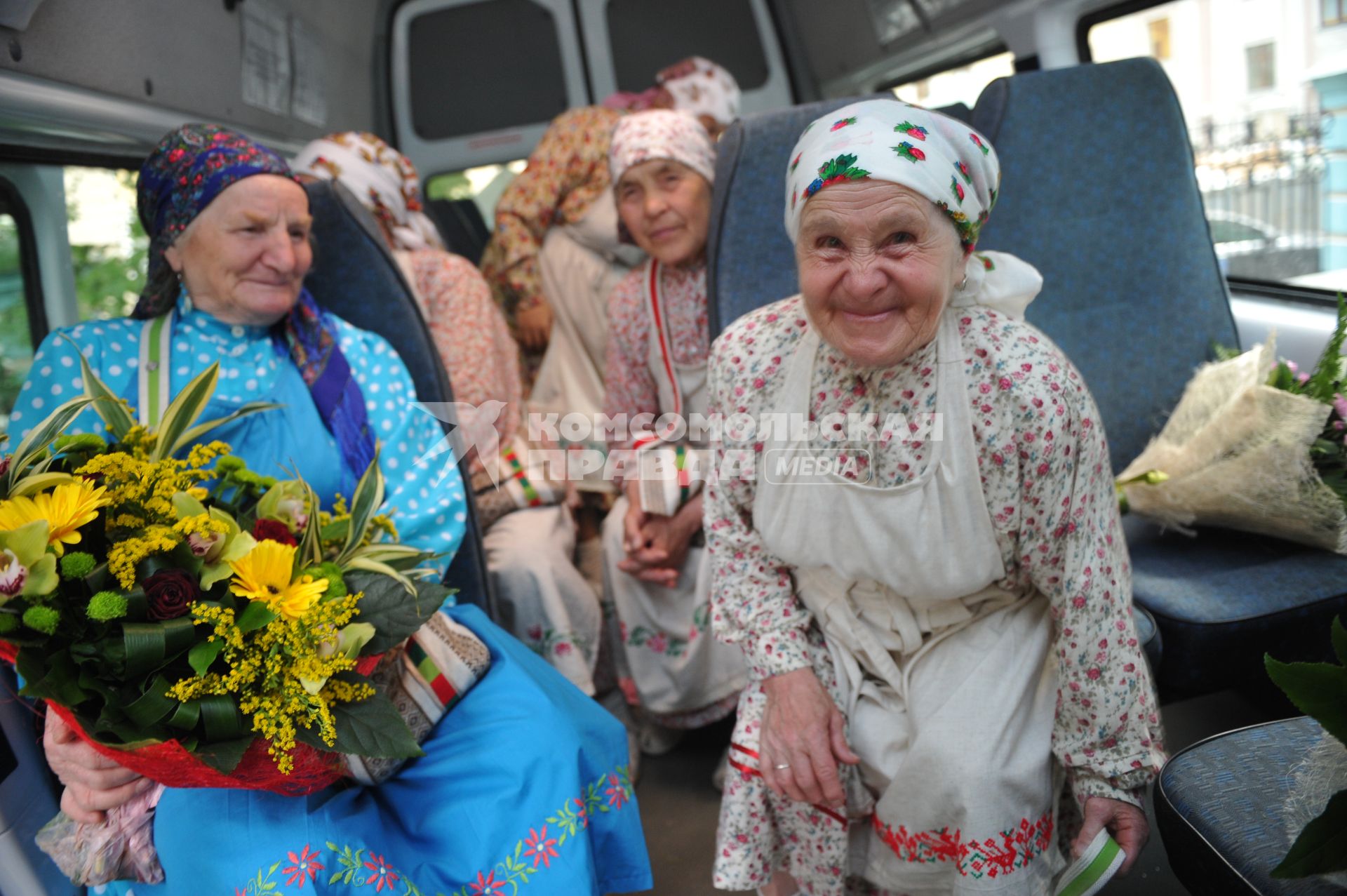 Участницы фольклорного коллектива `Бурановские бабушки`приехали в гости в министерство культуры.