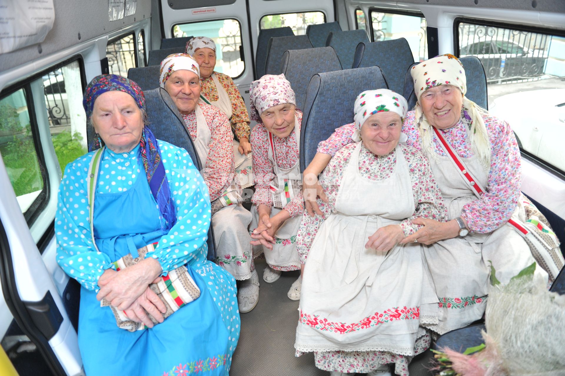 Участницы фольклорного коллектива `Бурановские бабушки`приехали в гости в министерство культуры.