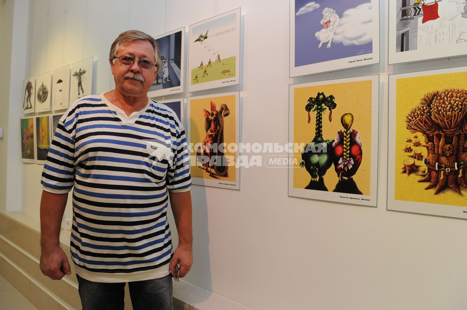 Выставка карикатур. На снимке: художник Дружинин Валентин.