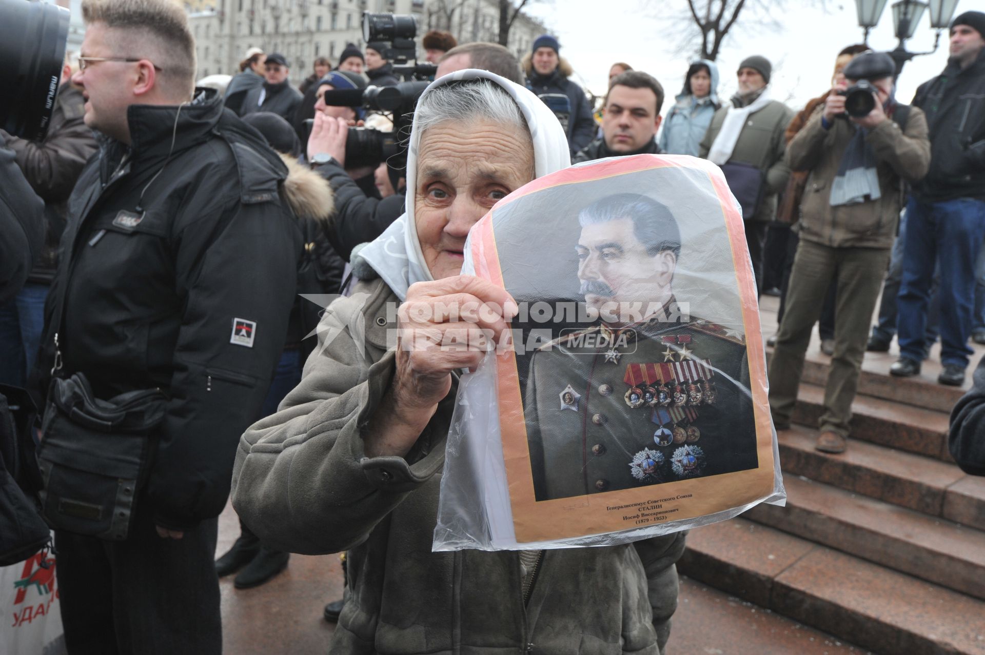 Фильм НТВ `Анатомия протеста` спровоцировал митинг на Пушкинской площади. На снимке: пожилая женщина с портретом И. В. Сталина.