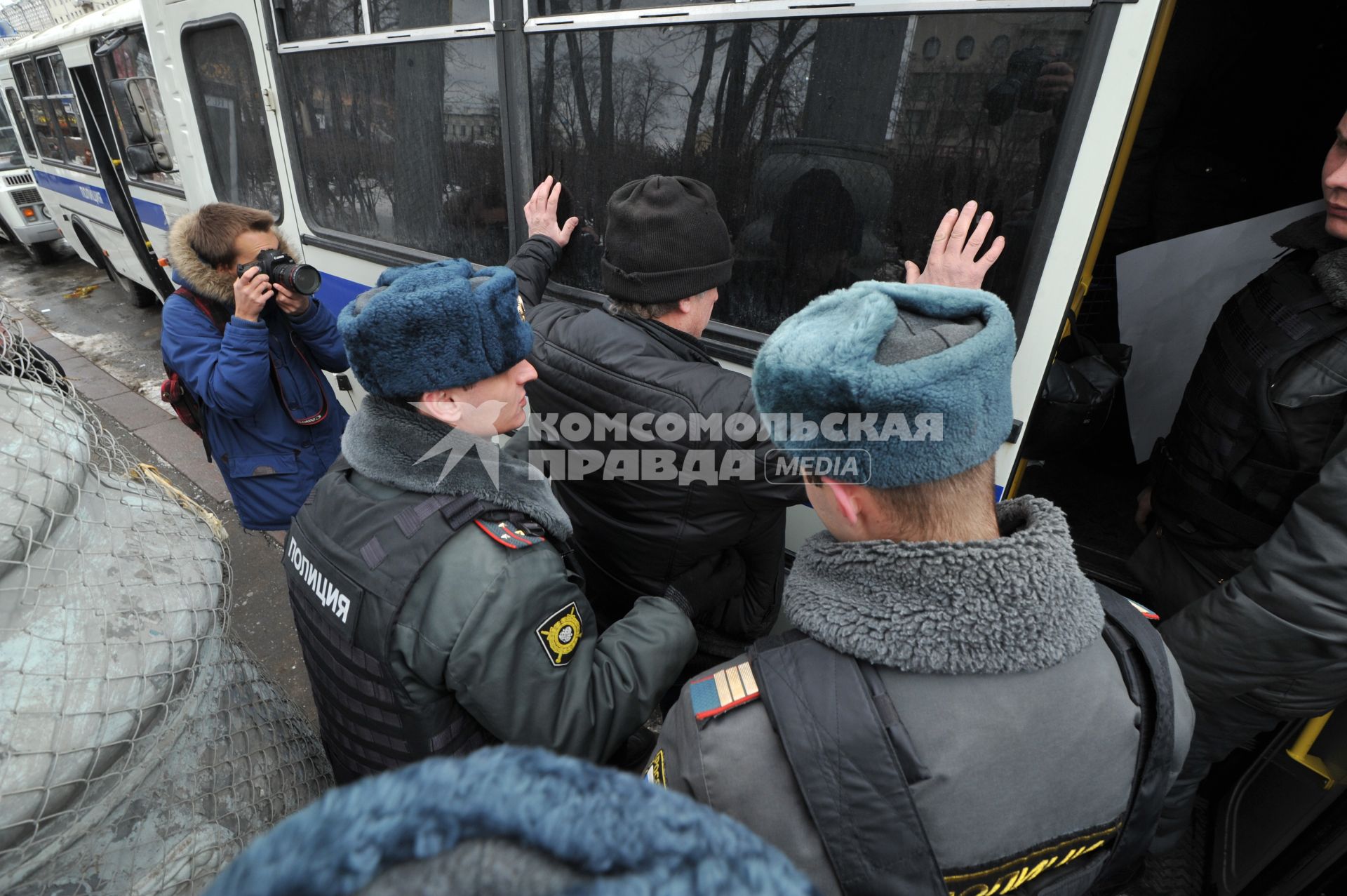 Фильм НТВ `Анатомия протеста` спровоцировал митинг на Пушкинской площади. На снимке: полиция задерживает мужчину.