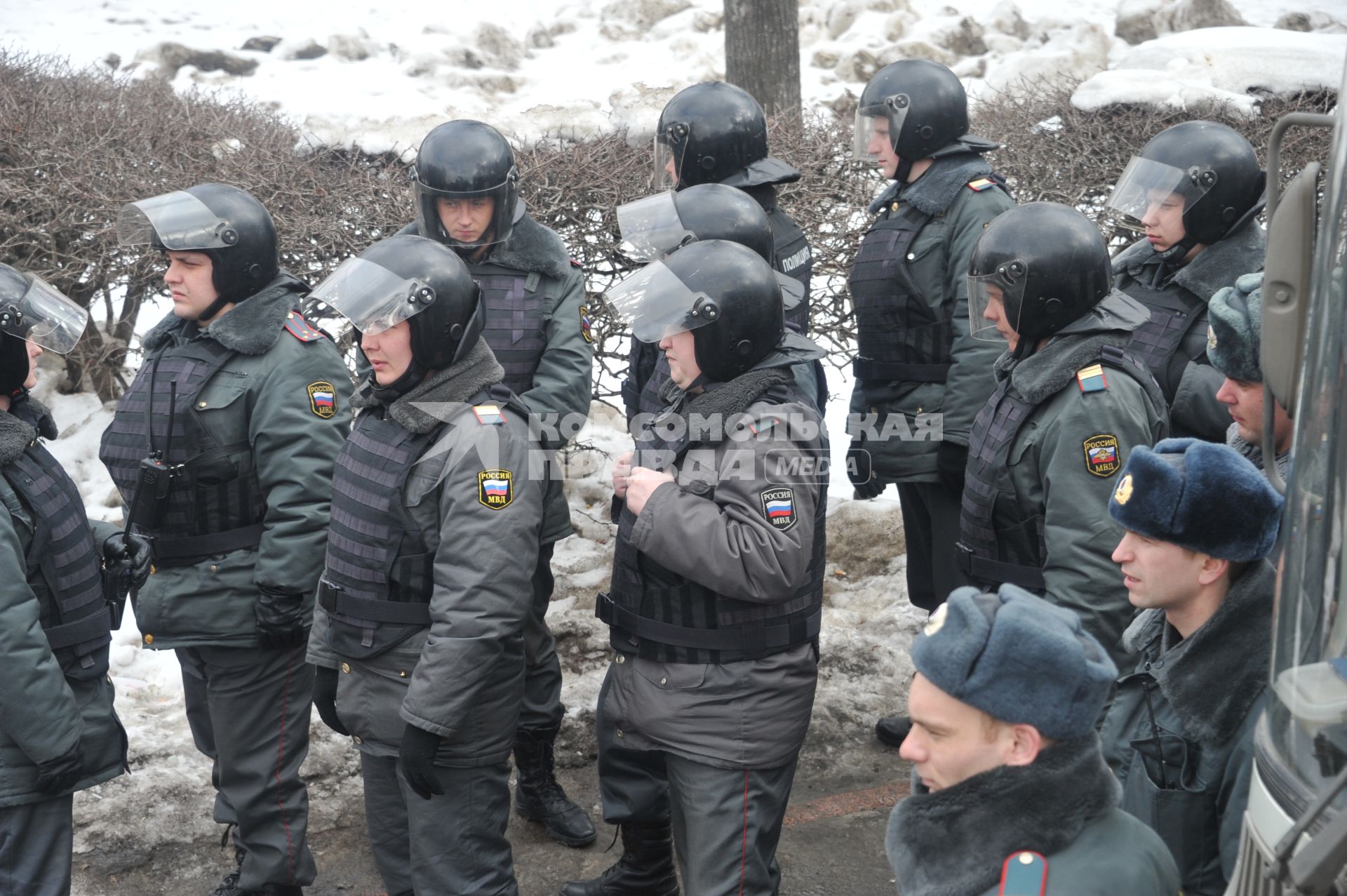 Фильм НТВ `Анатомия протеста` спровоцировал митинг на Пушкинской площади. На снимке: наряд полиции