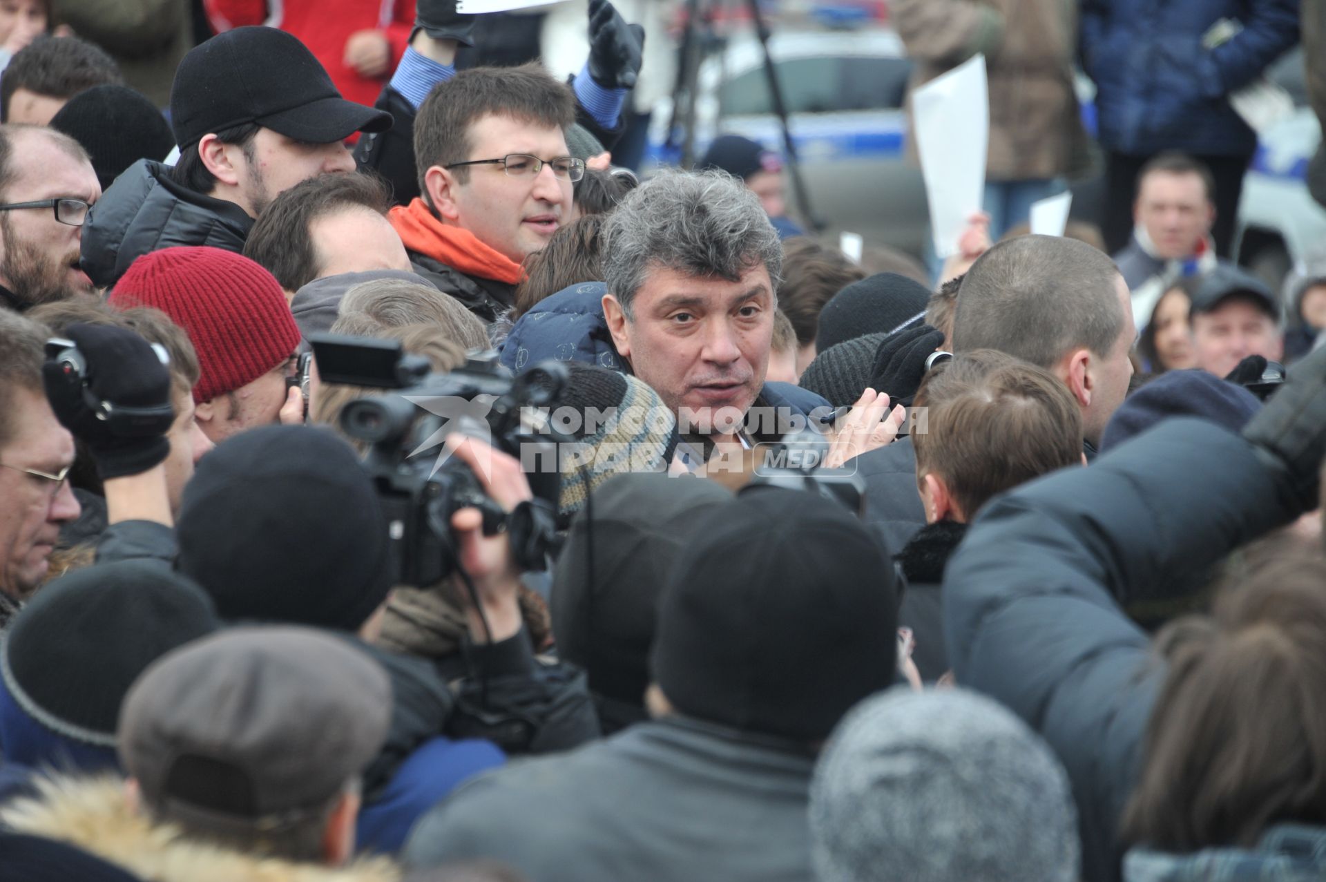 Фильм НТВ `Анатомия протеста` спровоцировал митинг на Пушкинской площади. На снимке: Сопредседатель движения `Солидарность` Борис Немцов (в центре) среди народа.