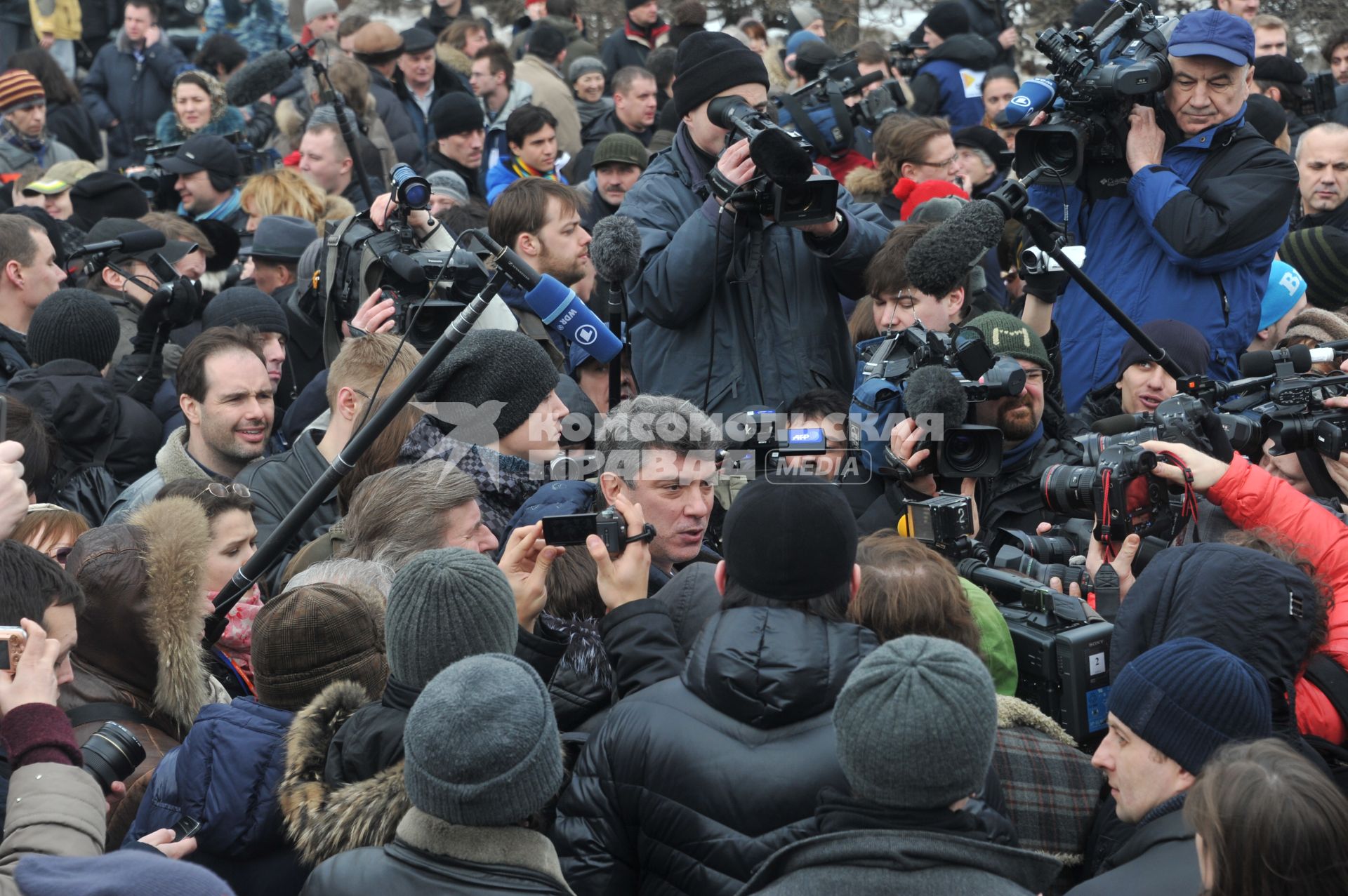 Фильм НТВ `Анатомия протеста` спровоцировал митинг на Пушкинской площади. На снимке: Сопредседатель движения `Солидарность` Борис Немцов (в центре) среди народа.