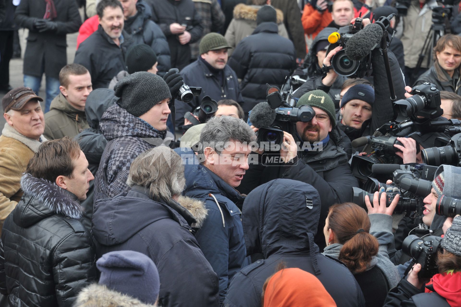 Фильм НТВ `Анатомия протеста` спровоцировал митинг на Пушкинской площади. На снимке: Сопредседатель движения `Солидарность` Борис Немцов (в центре) среди народа.