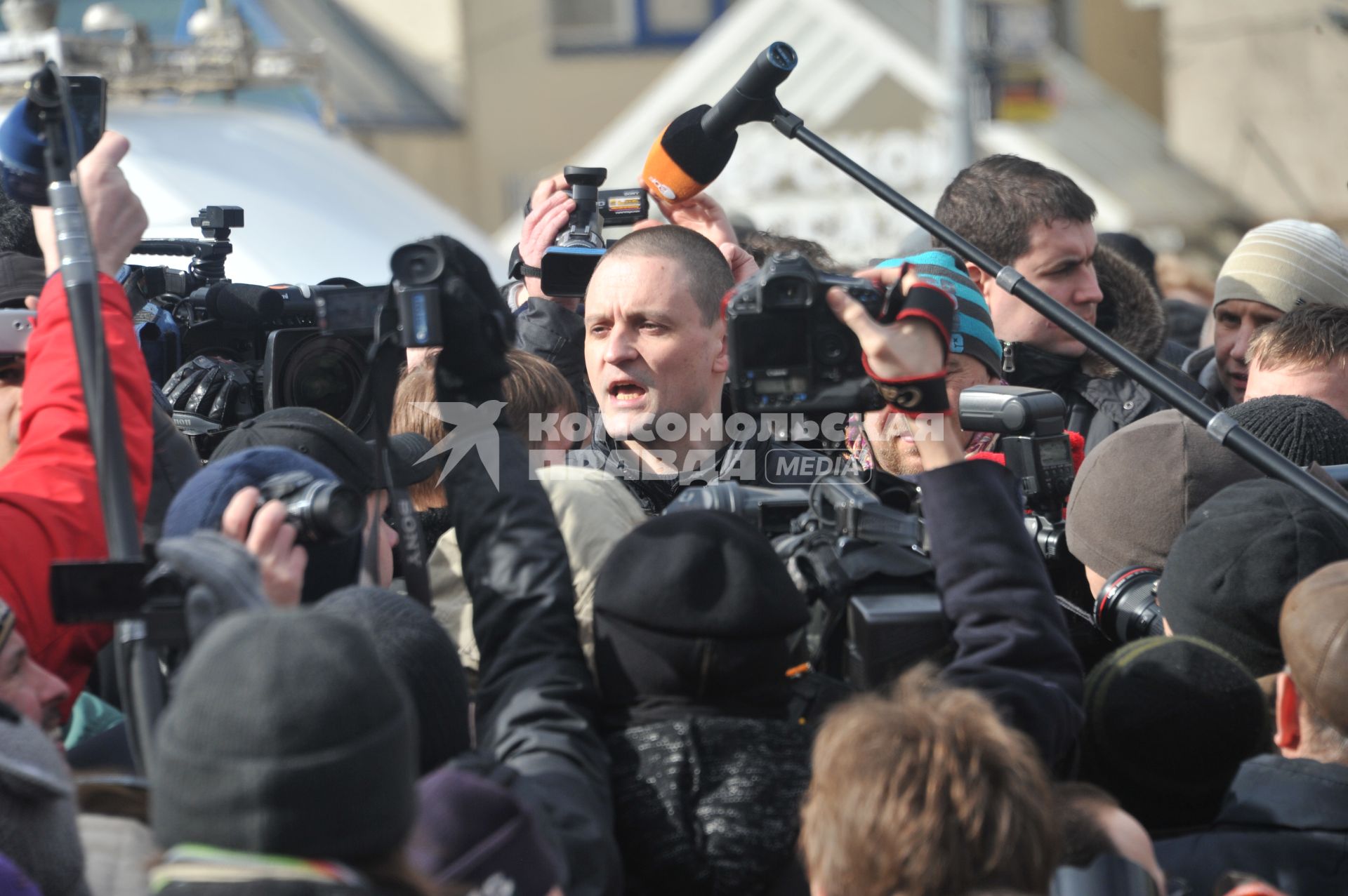 Фильм НТВ `Анатомия протеста` спровоцировал митинг на Пушкинской площади. На снимке: координатор движения `Левый Фронт` Сергей Удальцов (в центре) среди народа.