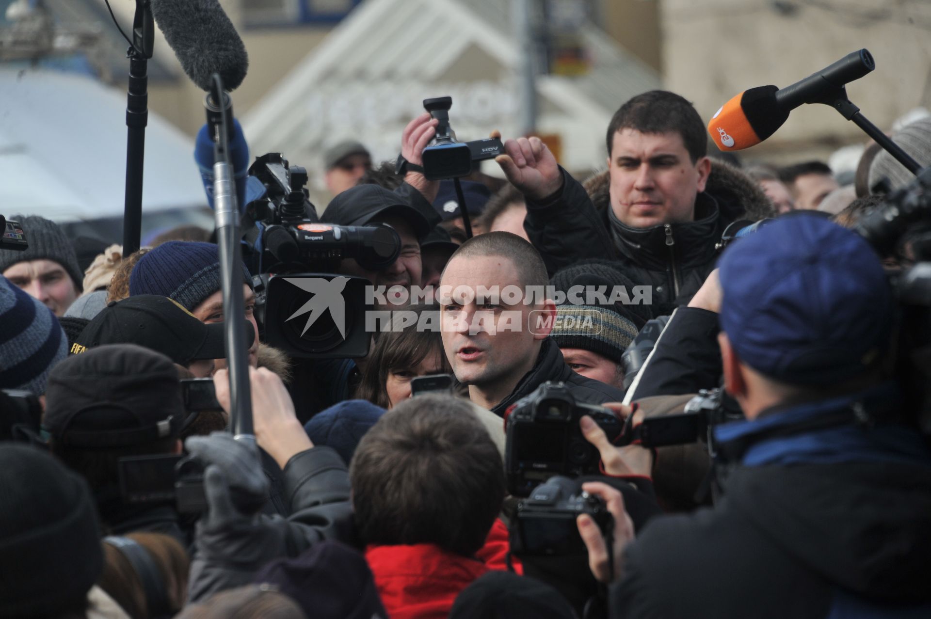 Фильм НТВ `Анатомия протеста` спровоцировал митинг на Пушкинской площади. На снимке: координатор движения `Левый Фронт` Сергей Удальцов (в центре) среди народа.