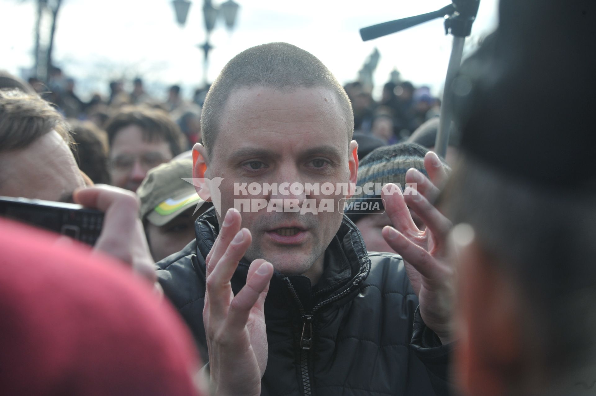 Фильм НТВ `Анатомия протеста` спровоцировал митинг на Пушкинской площади. На снимке: координатор движения `Левый Фронт` Сергей Удальцов (в центре) среди народа.