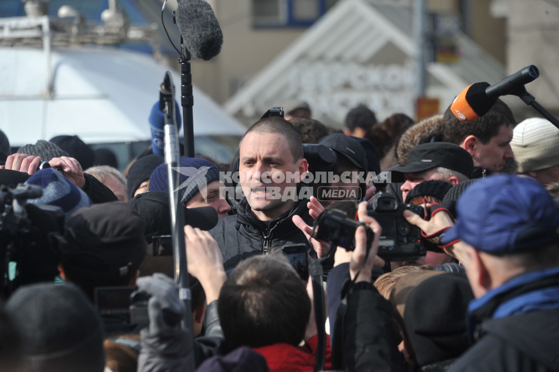 Фильм НТВ `Анатомия протеста` спровоцировал митинг на Пушкинской площади. На снимке: координатор движения `Левый Фронт` Сергей Удальцов (в центре) среди народа.