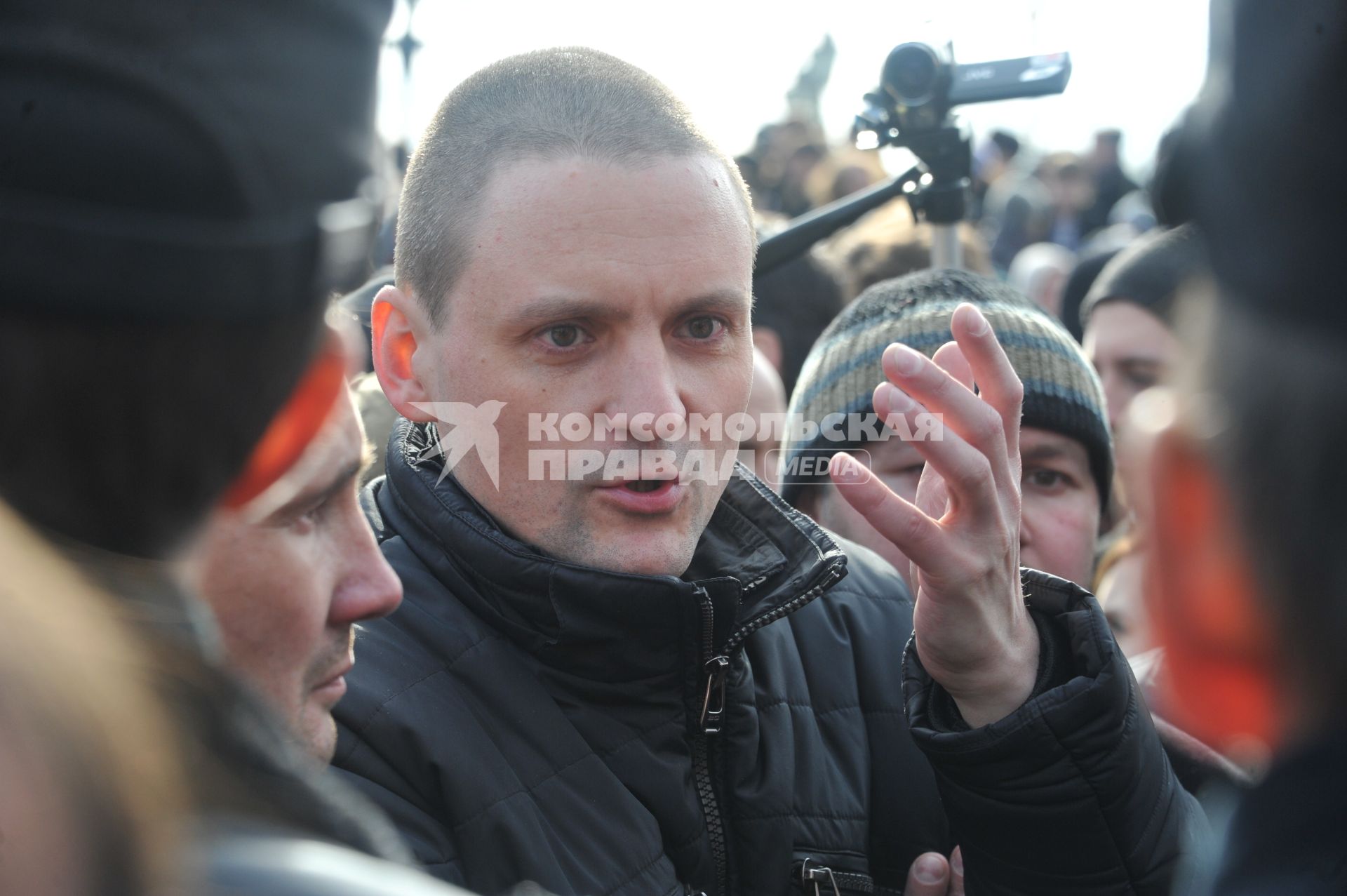 Фильм НТВ `Анатомия протеста` спровоцировал митинг на Пушкинской площади. На снимке: координатор движения `Левый Фронт` Сергей Удальцов (в центре) среди народа.