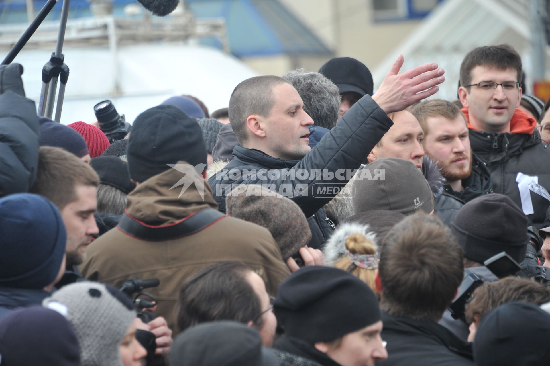 Фильм НТВ `Анатомия протеста` спровоцировал митинг на Пушкинской площади. На снимке: координатор движения `Левый Фронт` Сергей Удальцов (в центре) среди народа.