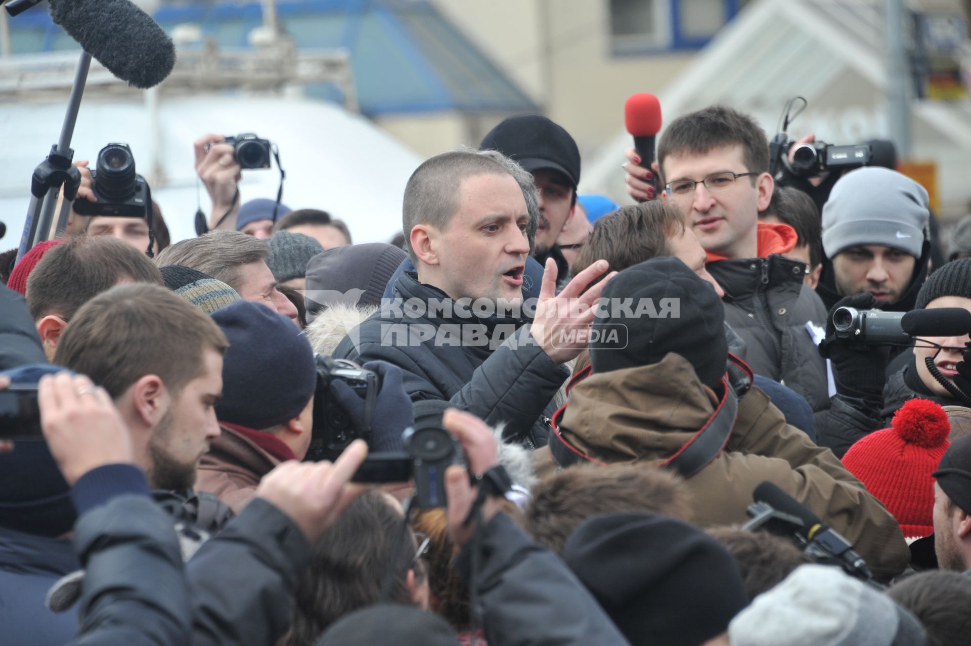 Фильм НТВ `Анатомия протеста` спровоцировал митинг на Пушкинской площади. На снимке: координатор движения `Левый Фронт` Сергей Удальцов (в центре) среди народа.