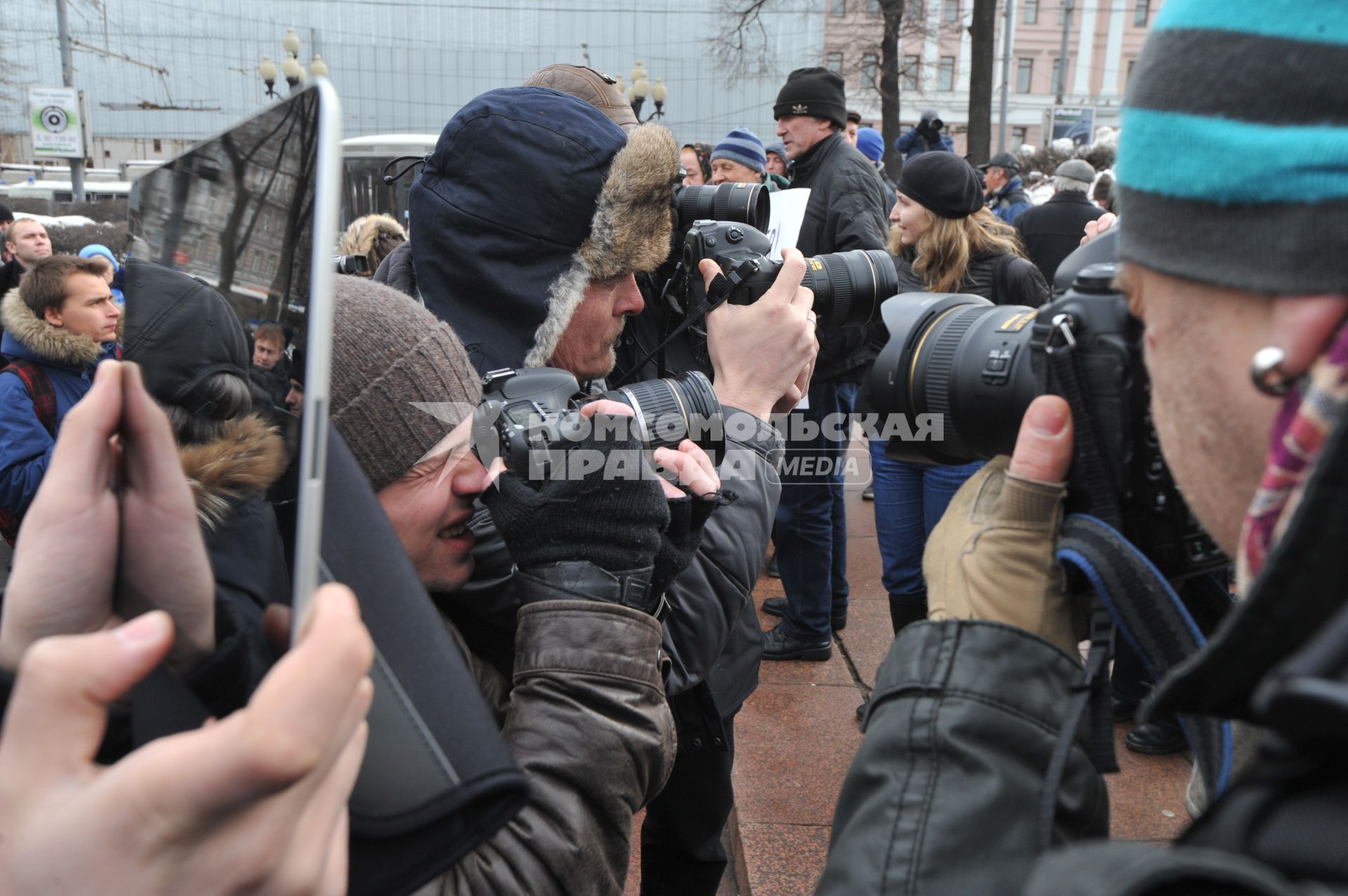 Фильм НТВ `Анатомия протеста` спровоцировал митинг на Пушкинской площади. На снимке: фотокорреспонденты за работой.