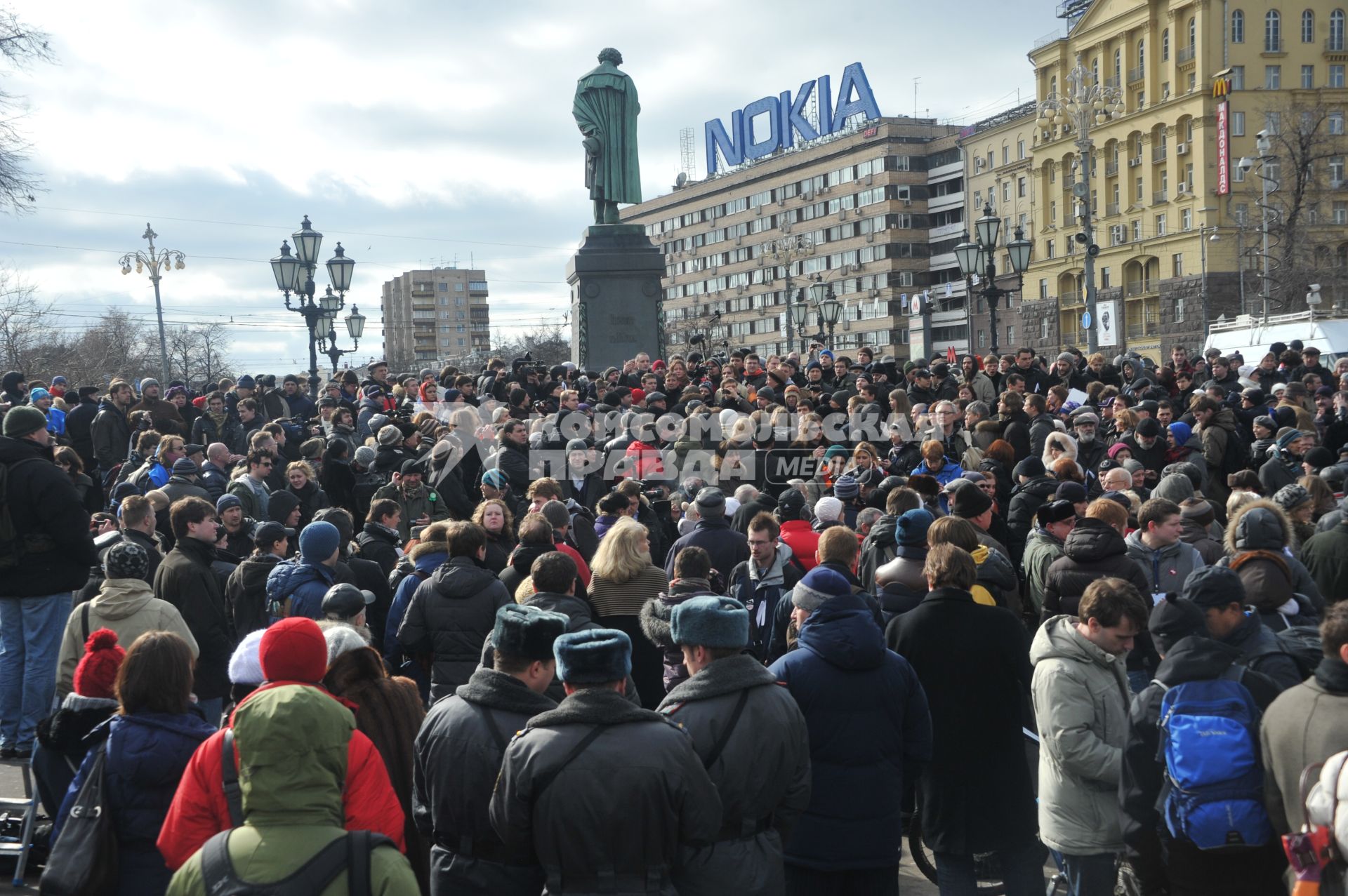 Фильм НТВ `Анатомия протеста` спровоцировал митинг на Пушкинской площади. На снимке: толпа людей на Пушкинской площади