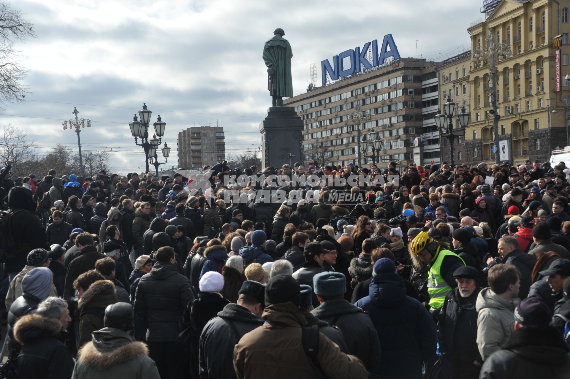 Фильм НТВ `Анатомия протеста` спровоцировал митинг на Пушкинской площади. На снимке: толпа людей на Пушкинской площади