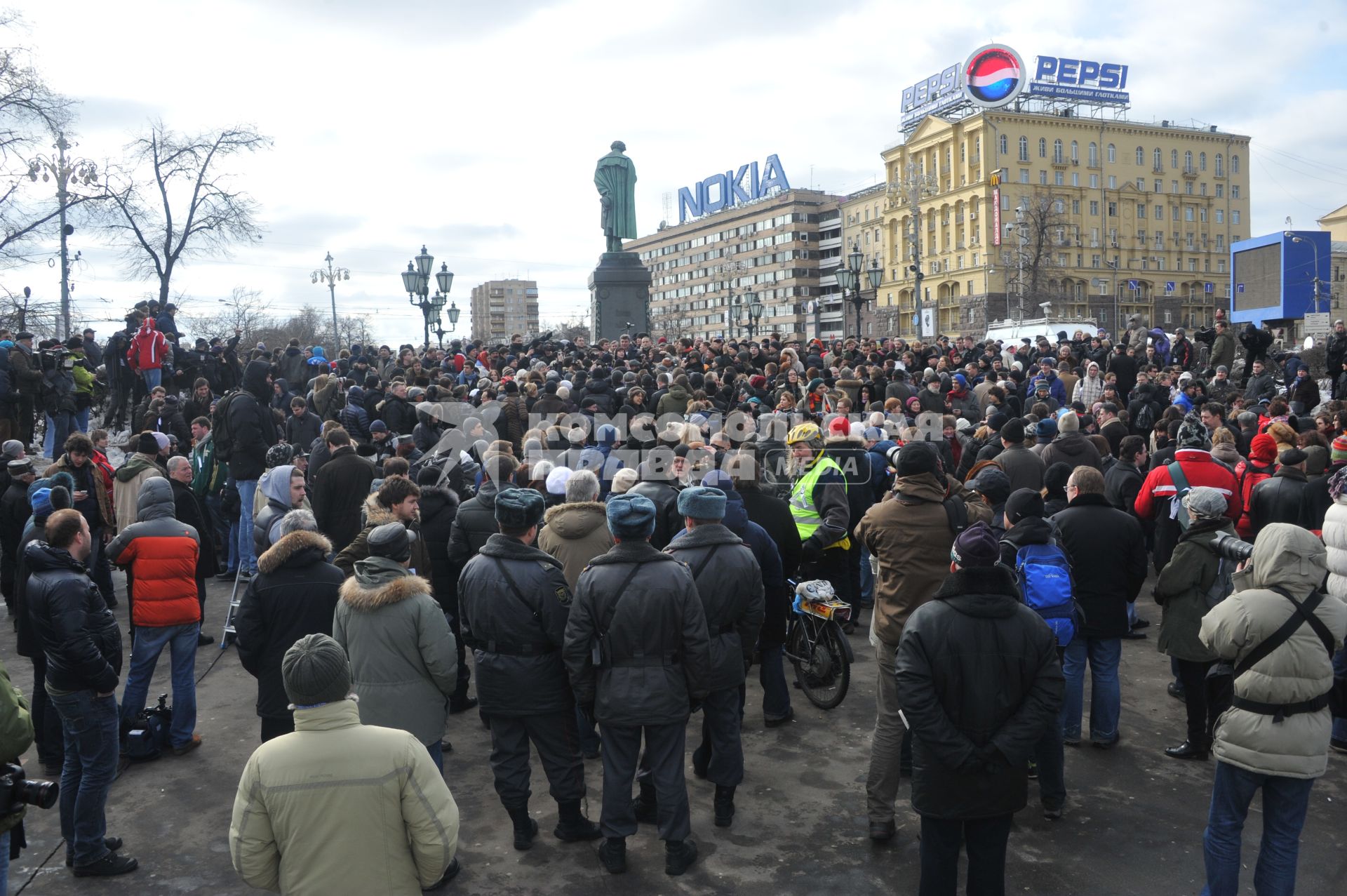 Фильм НТВ `Анатомия протеста` спровоцировал митинг на Пушкинской площади. На снимке: толпа людей на Пушкинской площади