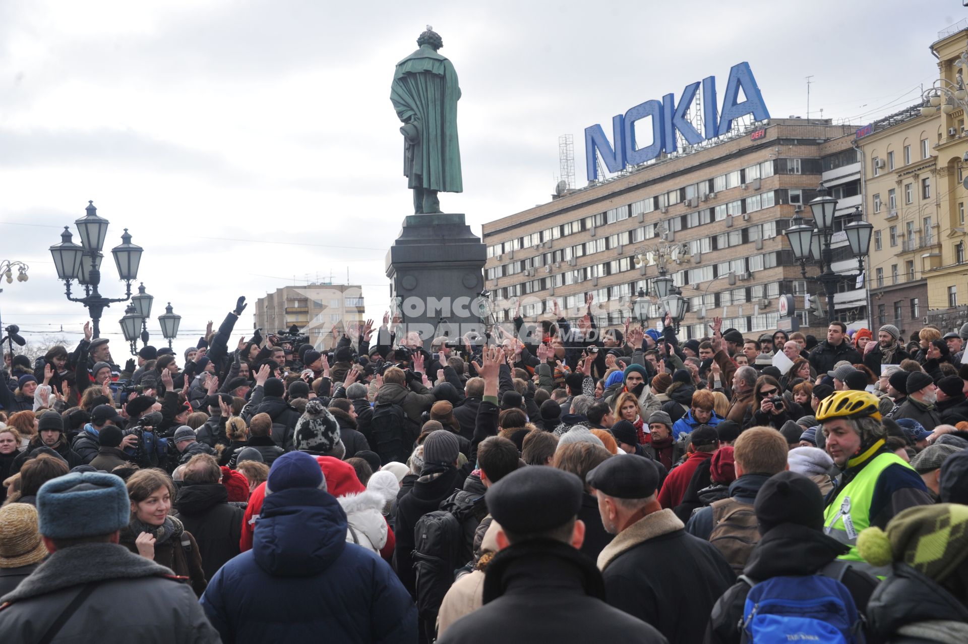 Фильм НТВ `Анатомия протеста` спровоцировал митинг на Пушкинской площади. На снимке: толпа людей на Пушкинской площади