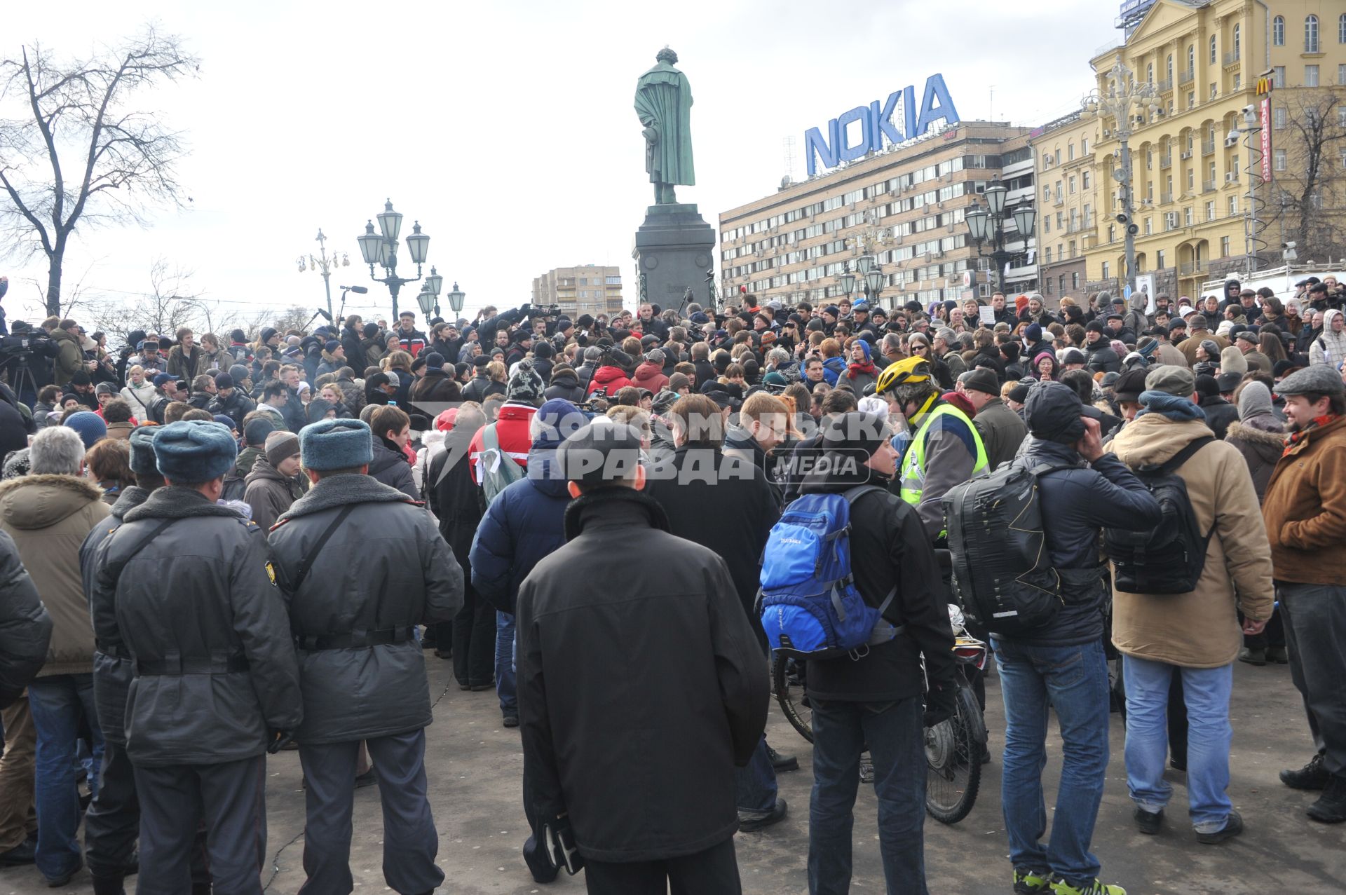 Фильм НТВ `Анатомия протеста` спровоцировал митинг на Пушкинской площади. На снимке: толпа людей на Пушкинской площади