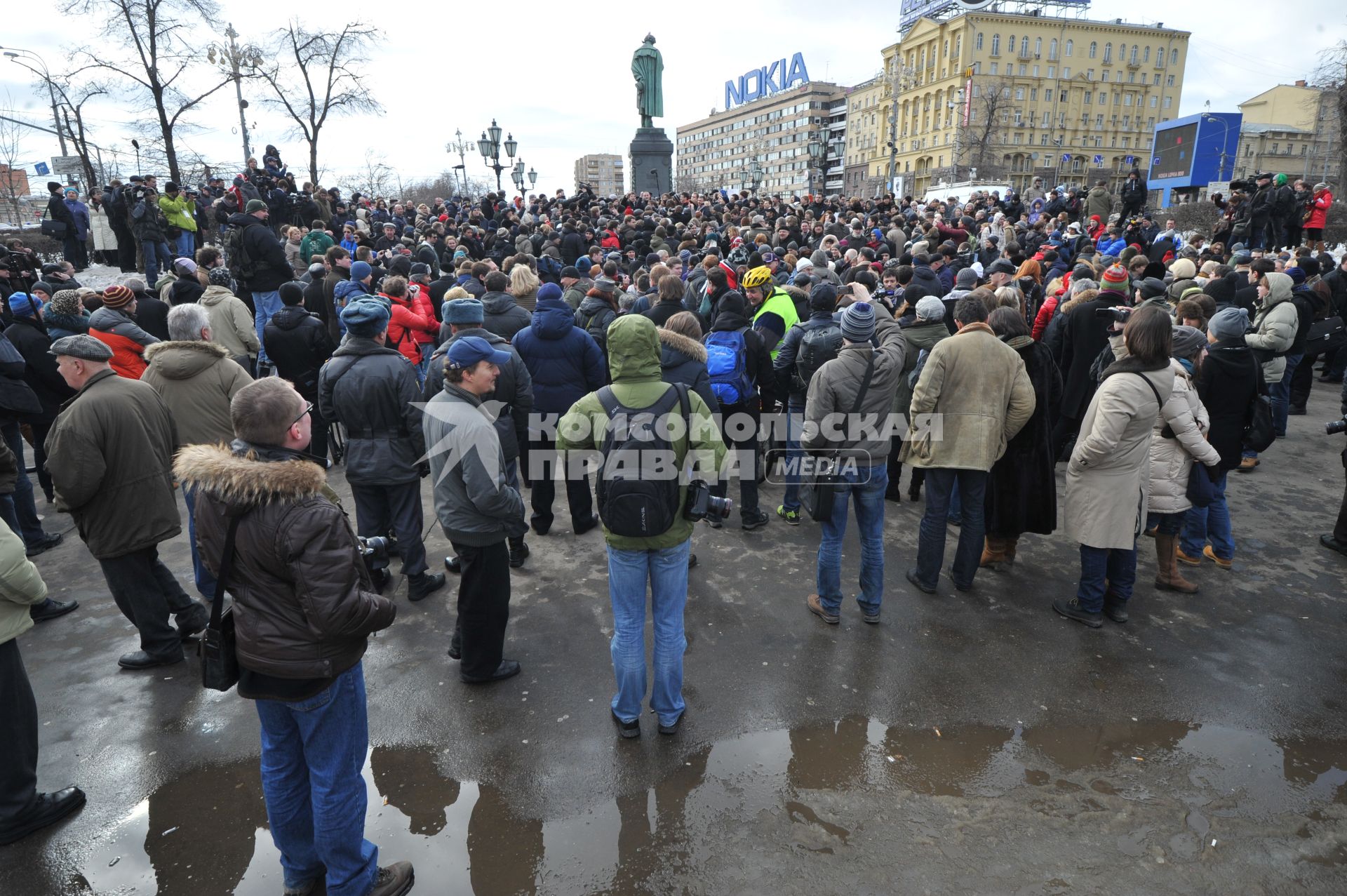 Фильм НТВ `Анатомия протеста` спровоцировал митинг на Пушкинской площади. На снимке: толпа людей на Пушкинской площади