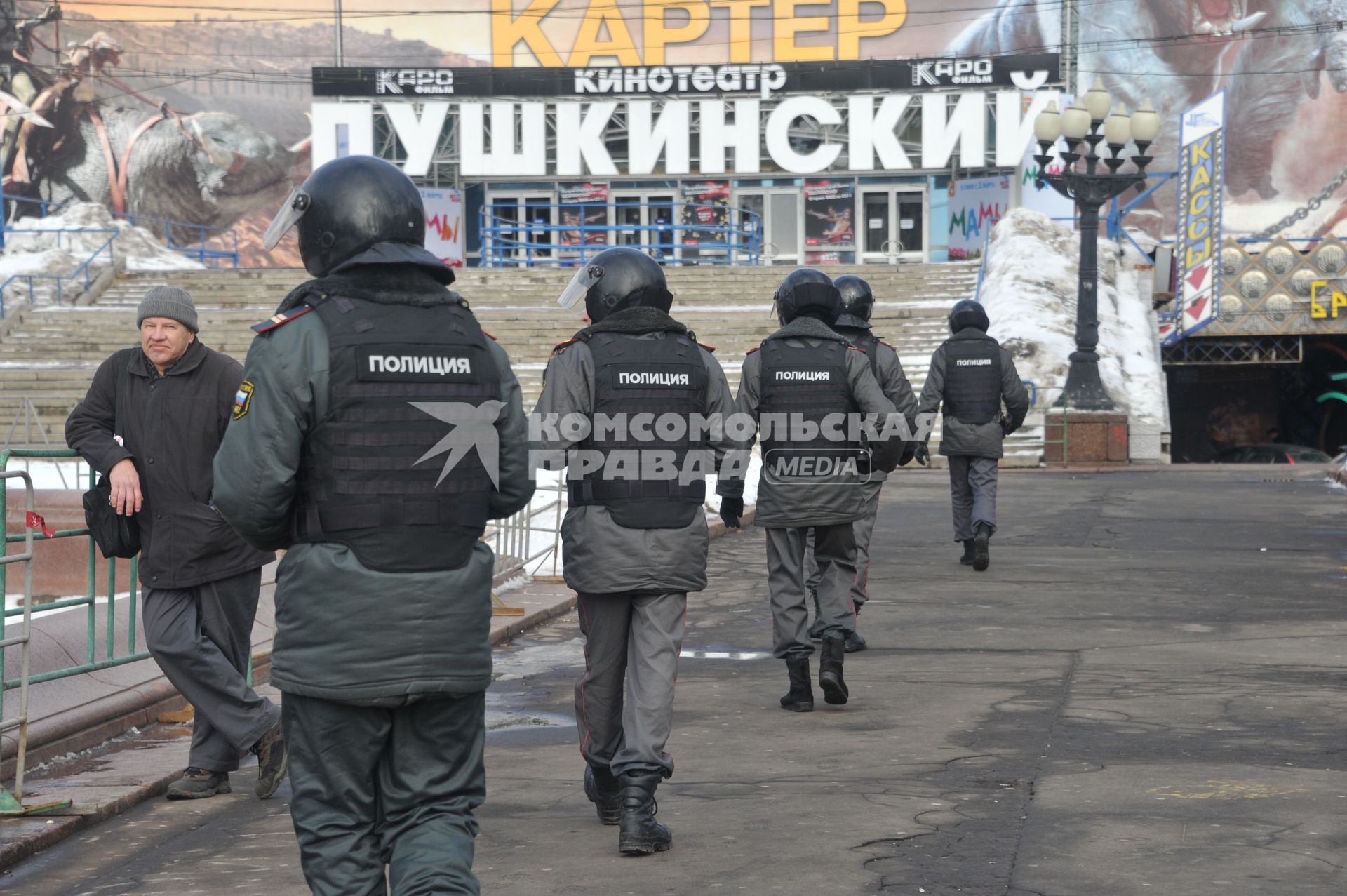 Фильм НТВ `Анатомия протеста` спровоцировал митинг на Пушкинской площади. На снимке: полиция