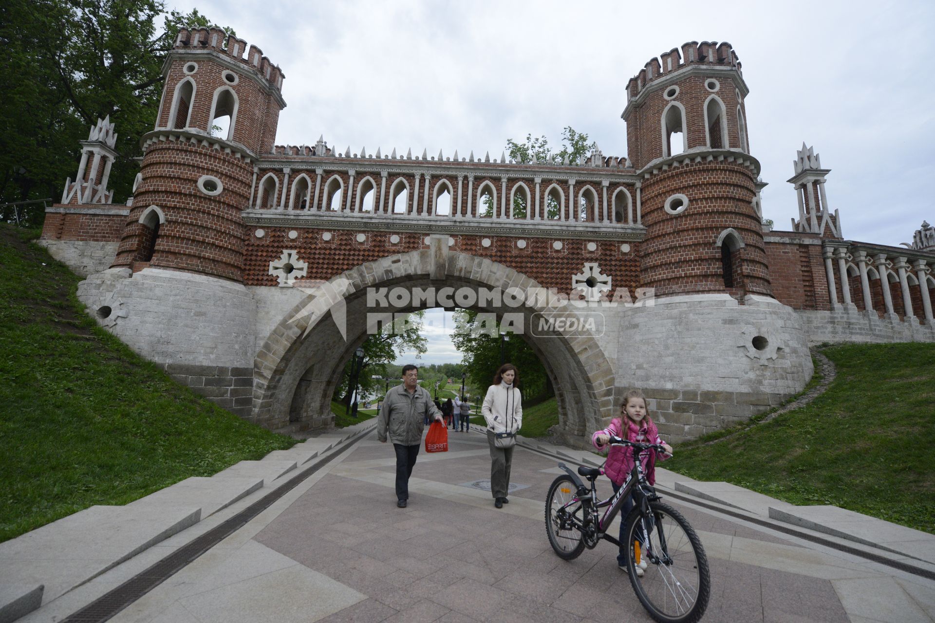 Виды Москвы. Музей-заповедник `Царицыно`. На снимке: Фигурный мост.