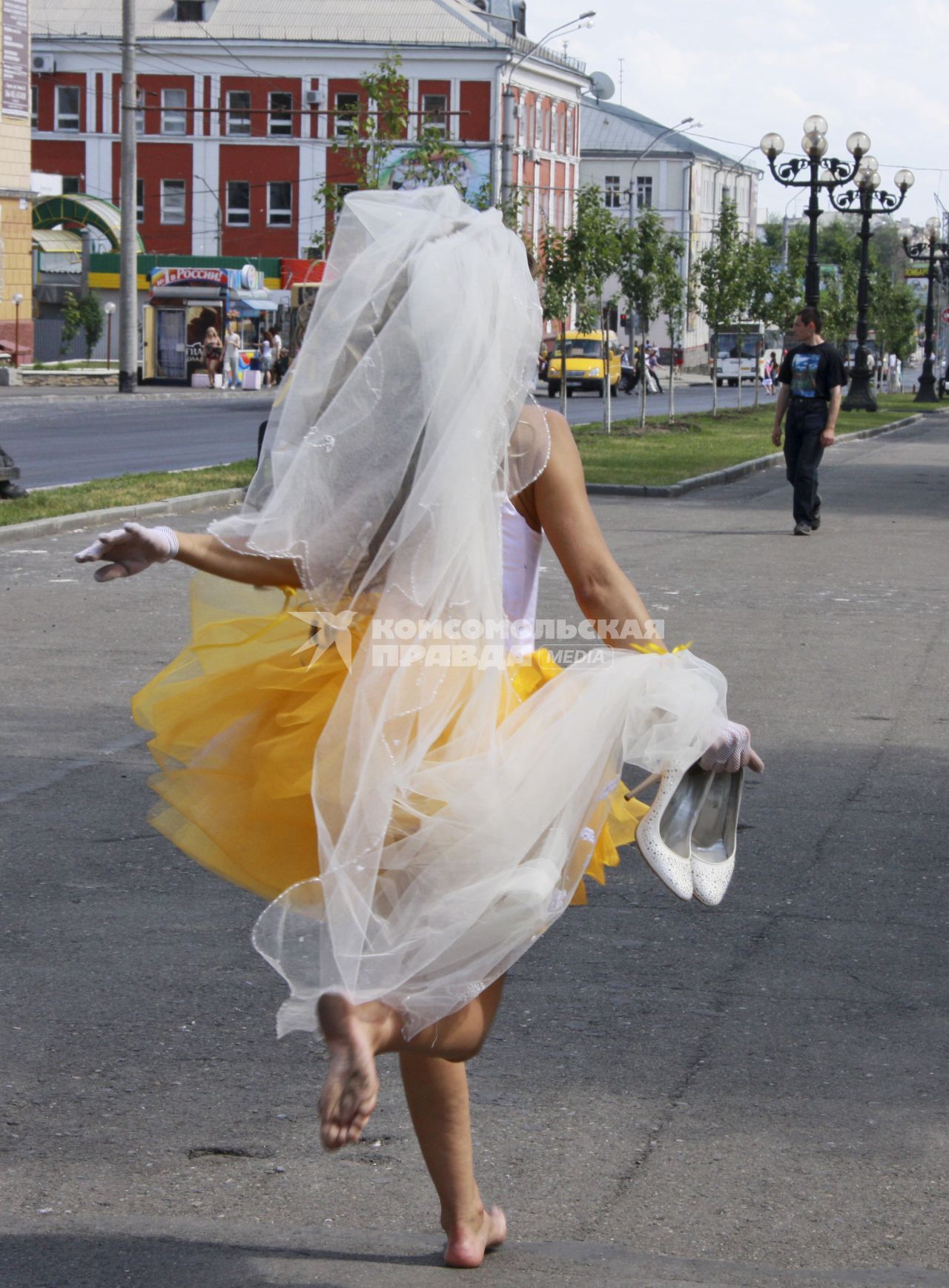 Убегающая невеста. Девушка в свадебном платье убегает.