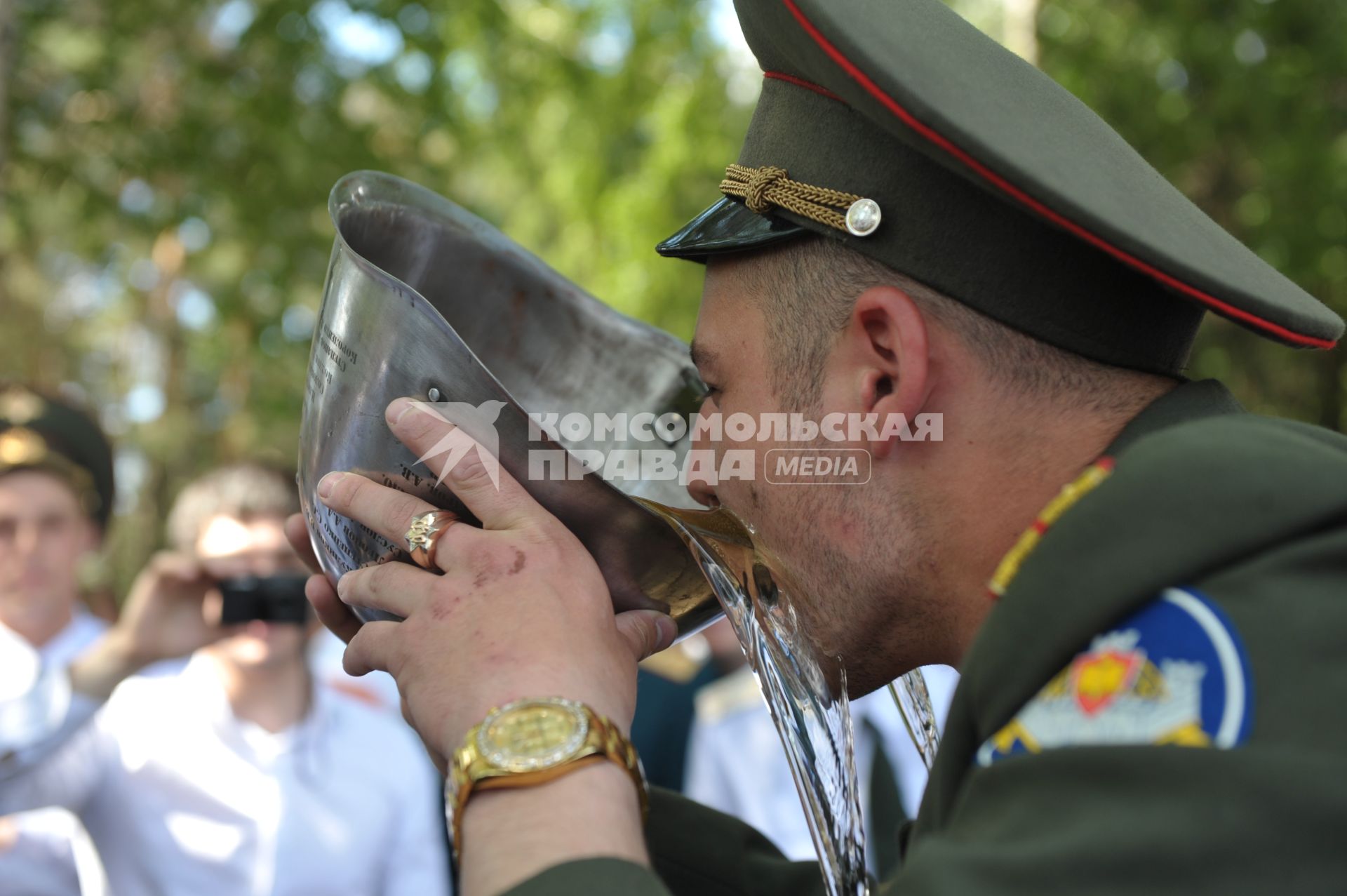 Выпуск лейтенантов военно- технического университета (ВТУ) спецстроя России. На снимке: выпускники по традиции пьют из каски  шампанское.