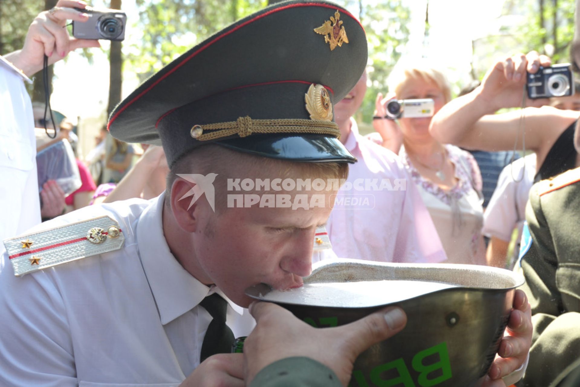 Выпуск лейтенантов военно- технического университета (ВТУ) спецстроя России. На снимке: выпускники по традиции пьют из каски  шампанское.