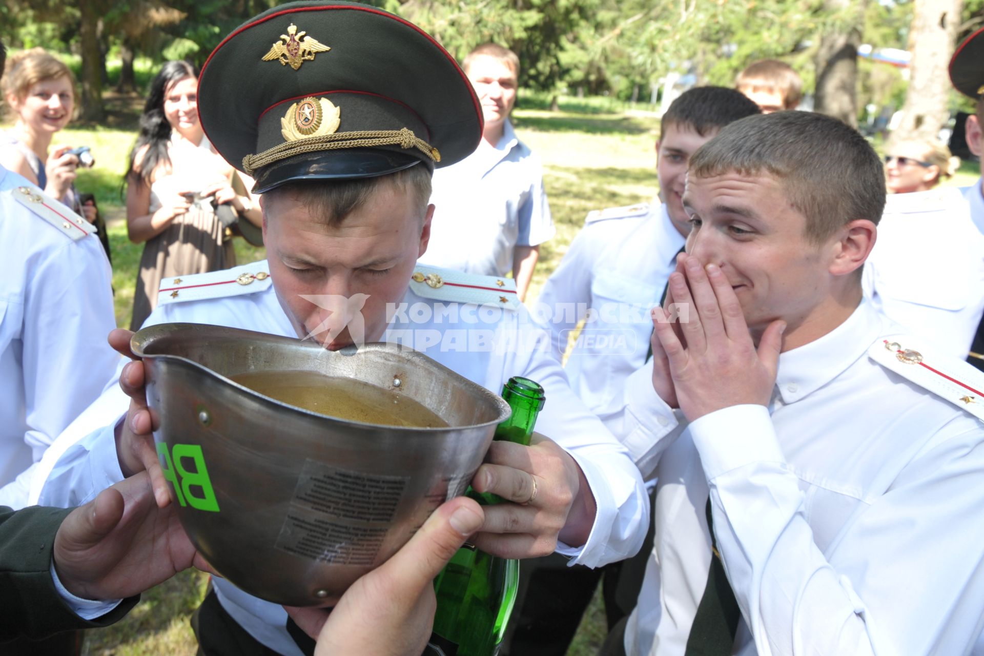 Выпуск лейтенантов военно- технического университета (ВТУ) спецстроя России. На снимке: выпускники по традиции пьют из каски  шампанское.