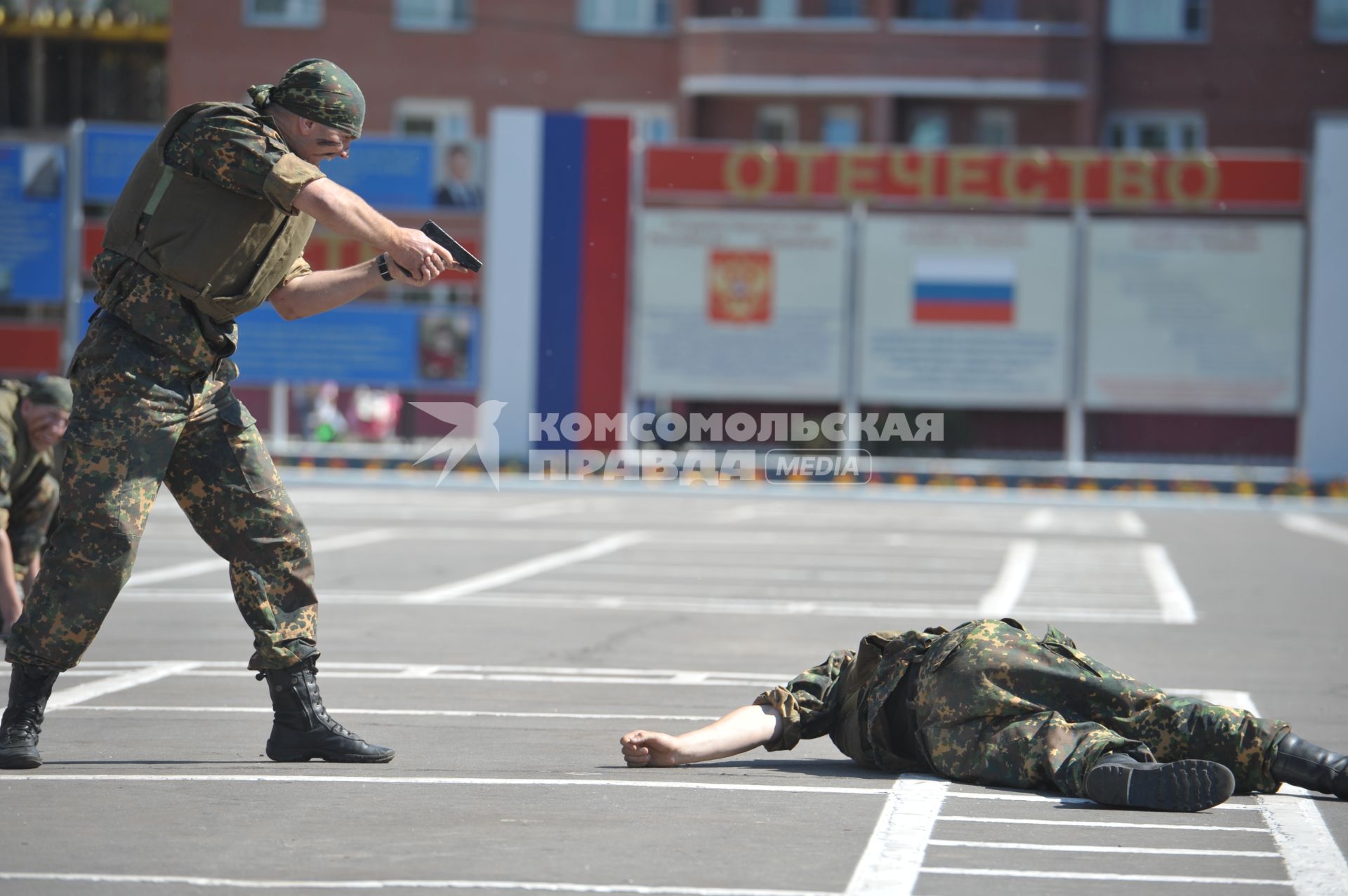 Выпуск лейтенантов военно- технического университета (ВТУ) спецстроя России. На снимке: бойцы спецподразделения с автоматами показывают боевые приемы.