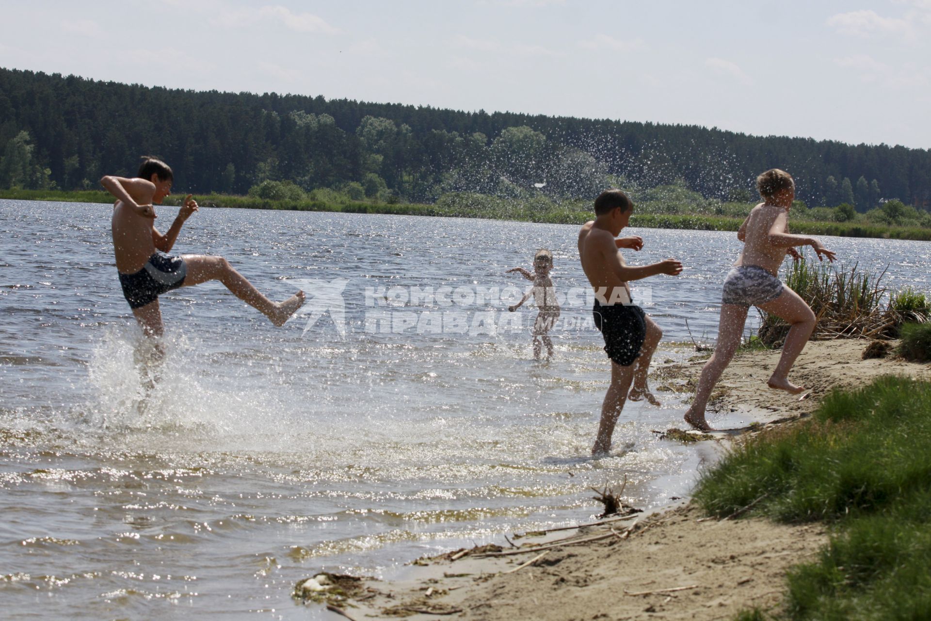 Водохранилище. Дети купаются, брызгаются водой.