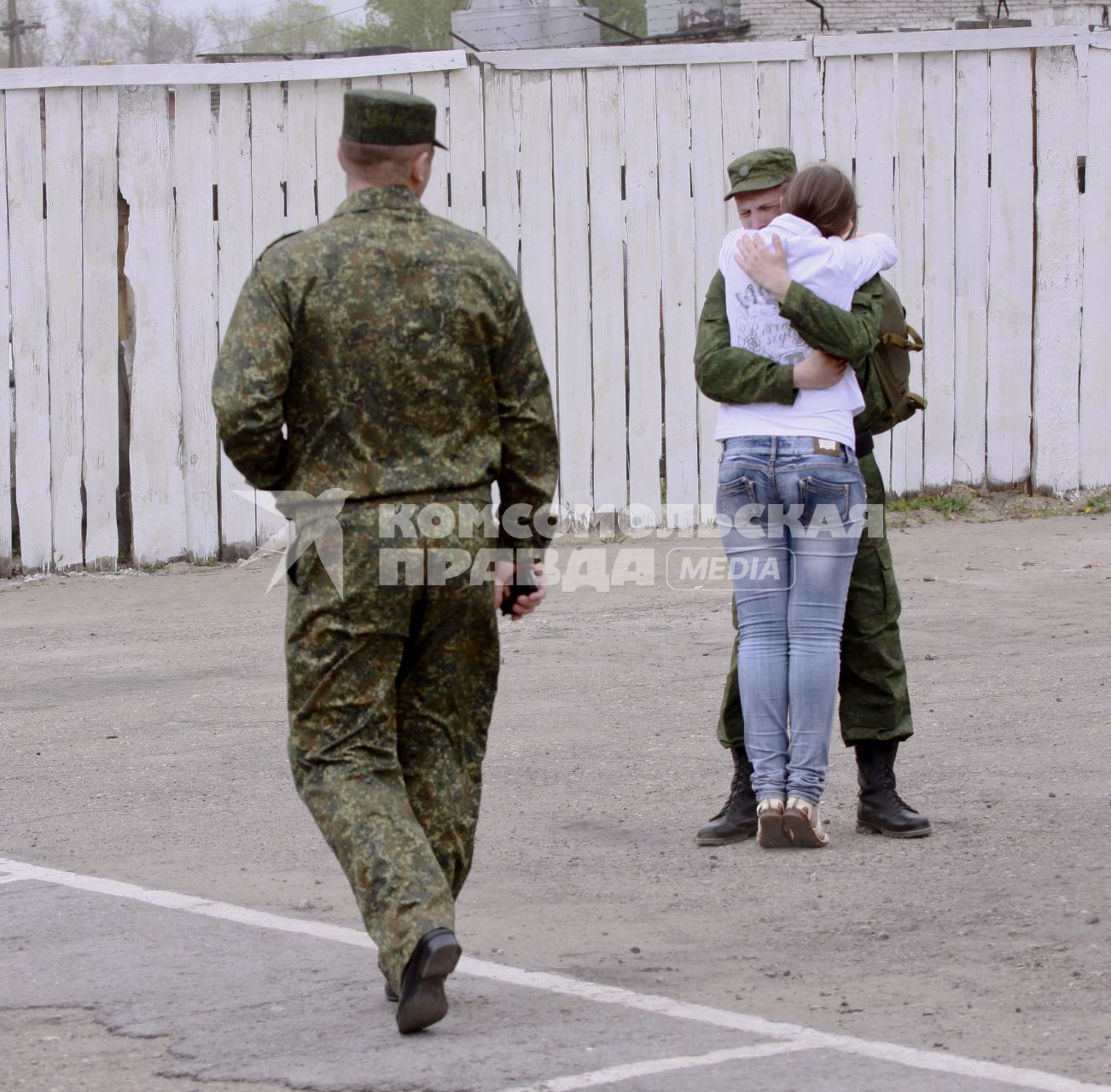 Призывник прощается с любимой девушкой, мимо идет офицер.