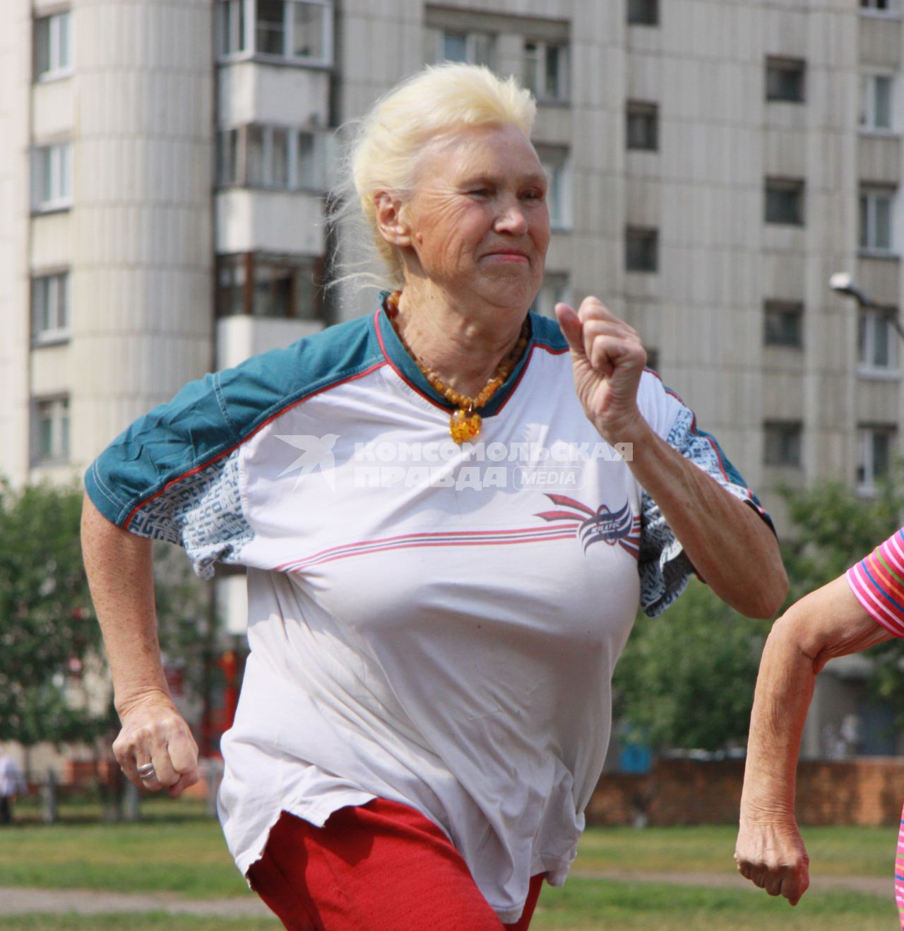 Бабушка бежит дистанцию 60 метров.