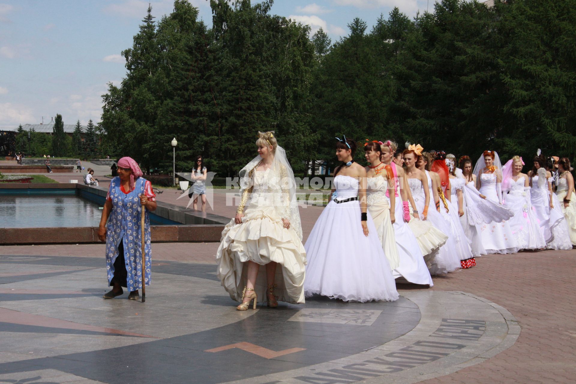 По городу идет девушка в свадебном платье, мимо идет старушка.