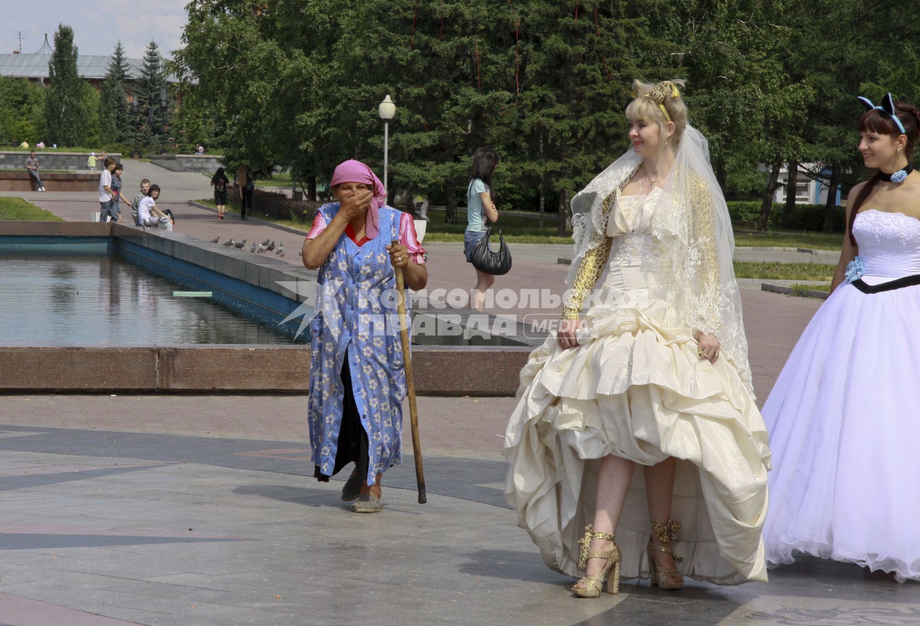 По городу идет девушка в свадебном платье, мимо идет удивленная старушка.