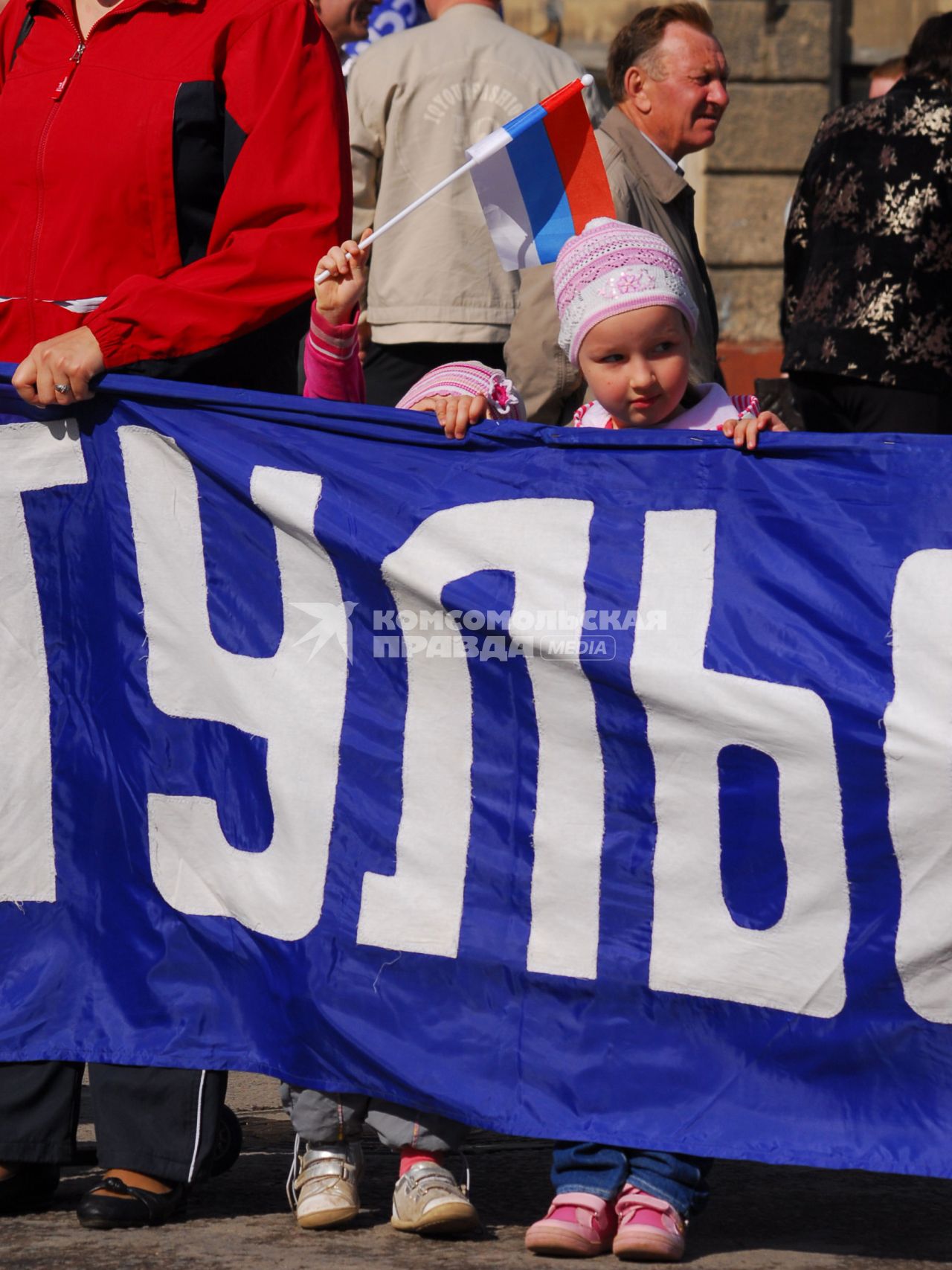 На первомайской демонстрации в Туле дети с российским флагом.