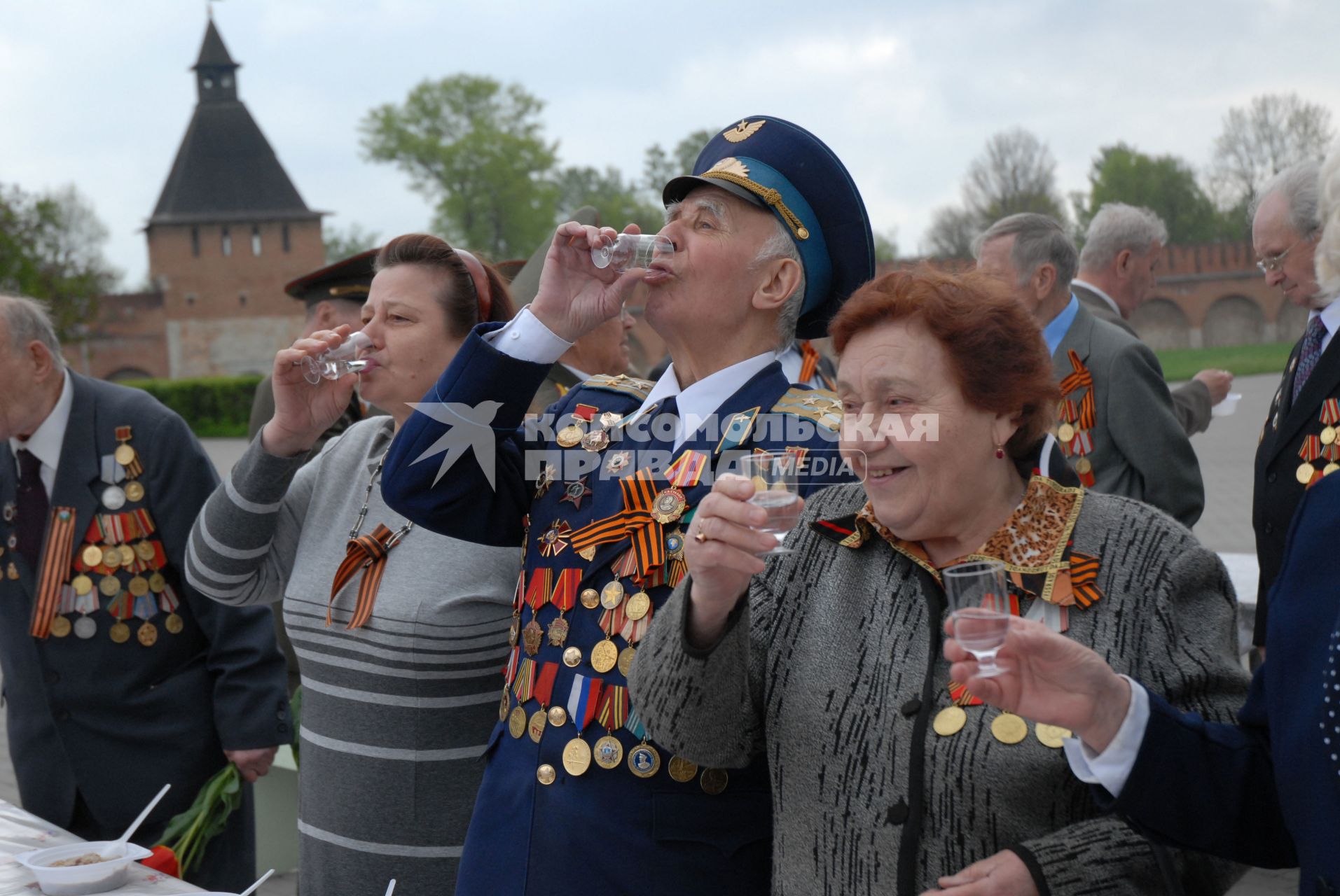 В Туле на 9-ое мая ветеранов традиционно угощают кашей и водкой.