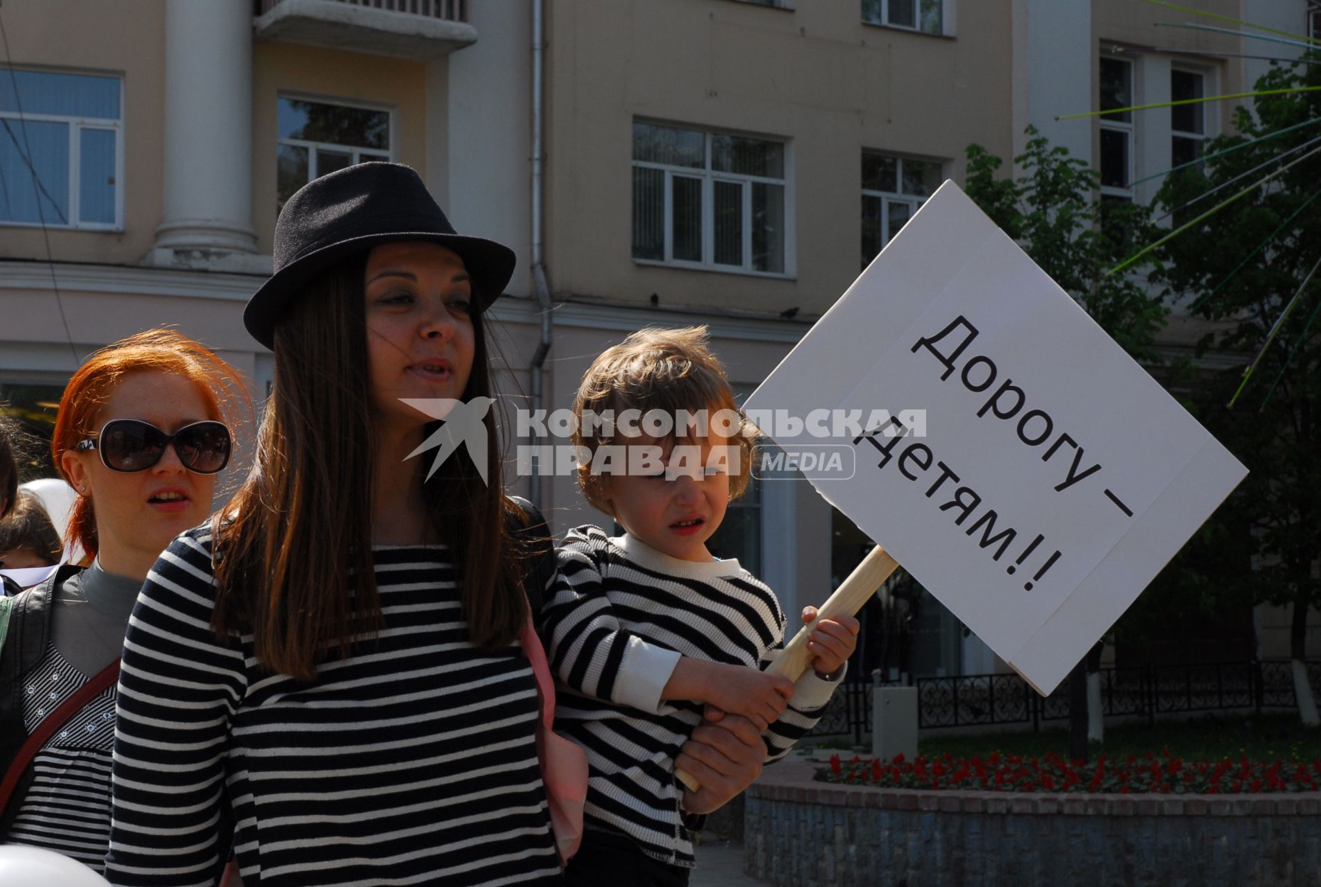 В мероприятии, проводимом в День семьи и в рамках операции `Внимание . дети!`, приняли участие мамы и их дети из семейного клуба `МамКомпания` и юные инспекторы движения. На разрешающий сигнал светофора дети и родители, одетые в одежду, символизирующую разметку пешеходного перехода,  с шариками и табличками `Я перехожу правильно`, пересекали проезжую часть по переходу.