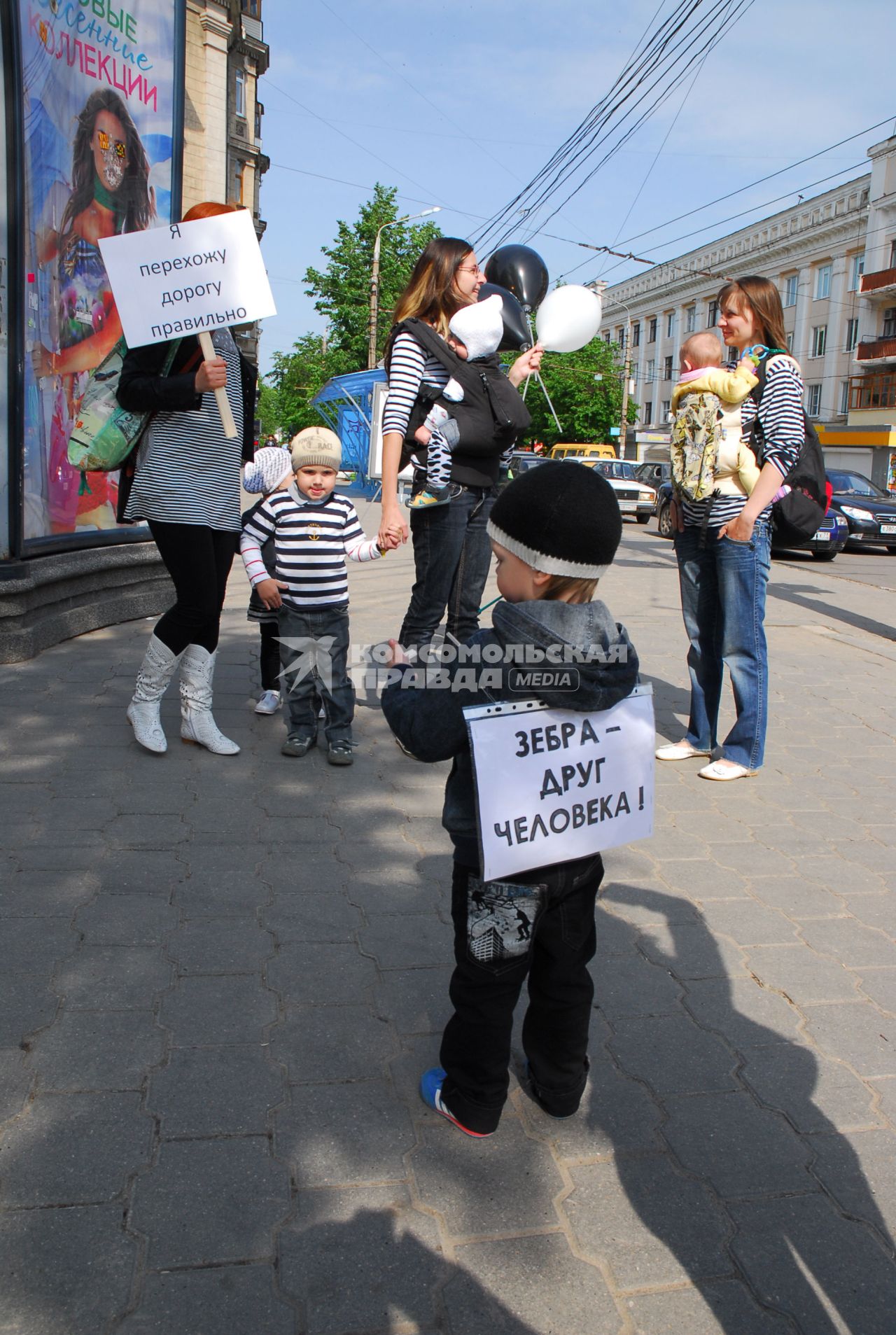 В мероприятии, проводимом в День семьи и в рамках операции `Внимание . дети!`, приняли участие мамы и их дети из семейного клуба `МамКомпания` и юные инспекторы движения. На разрешающий сигнал светофора дети и родители, одетые в одежду, символизирующую разметку пешеходного перехода,  с шариками и табличками `Я перехожу правильно`, пересекали проезжую часть по переходу.