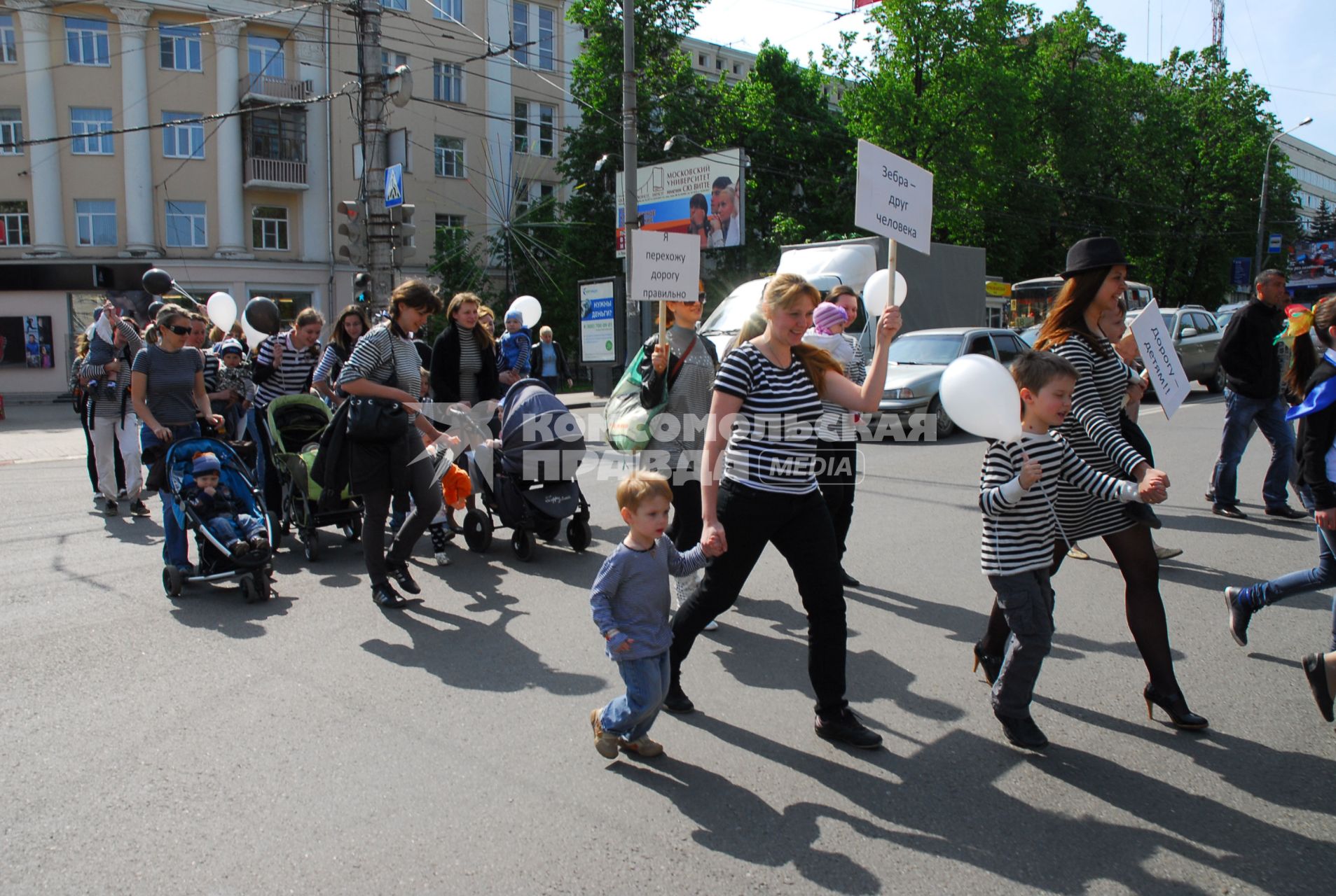 В мероприятии, проводимом в День семьи и в рамках операции `Внимание . дети!`, приняли участие мамы и их дети из семейного клуба `МамКомпания` и юные инспекторы движения. На разрешающий сигнал светофора дети и родители, одетые в одежду, символизирующую разметку пешеходного перехода,  с шариками и табличками `Я перехожу правильно`, пересекали проезжую часть по переходу.